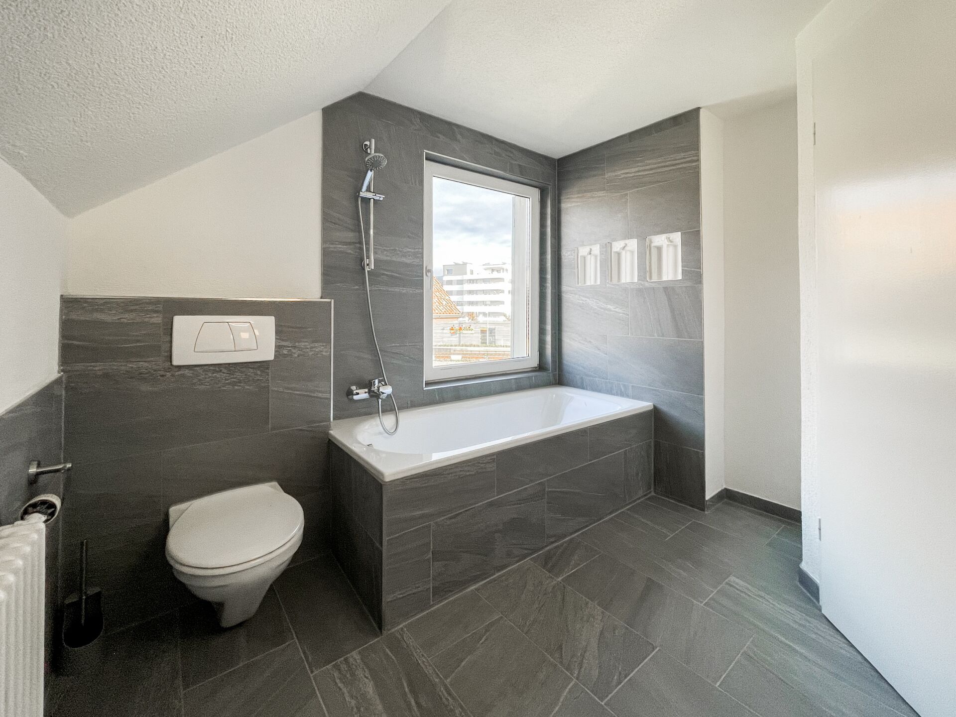 Modernes Badezimmer mit Badewanne und WC