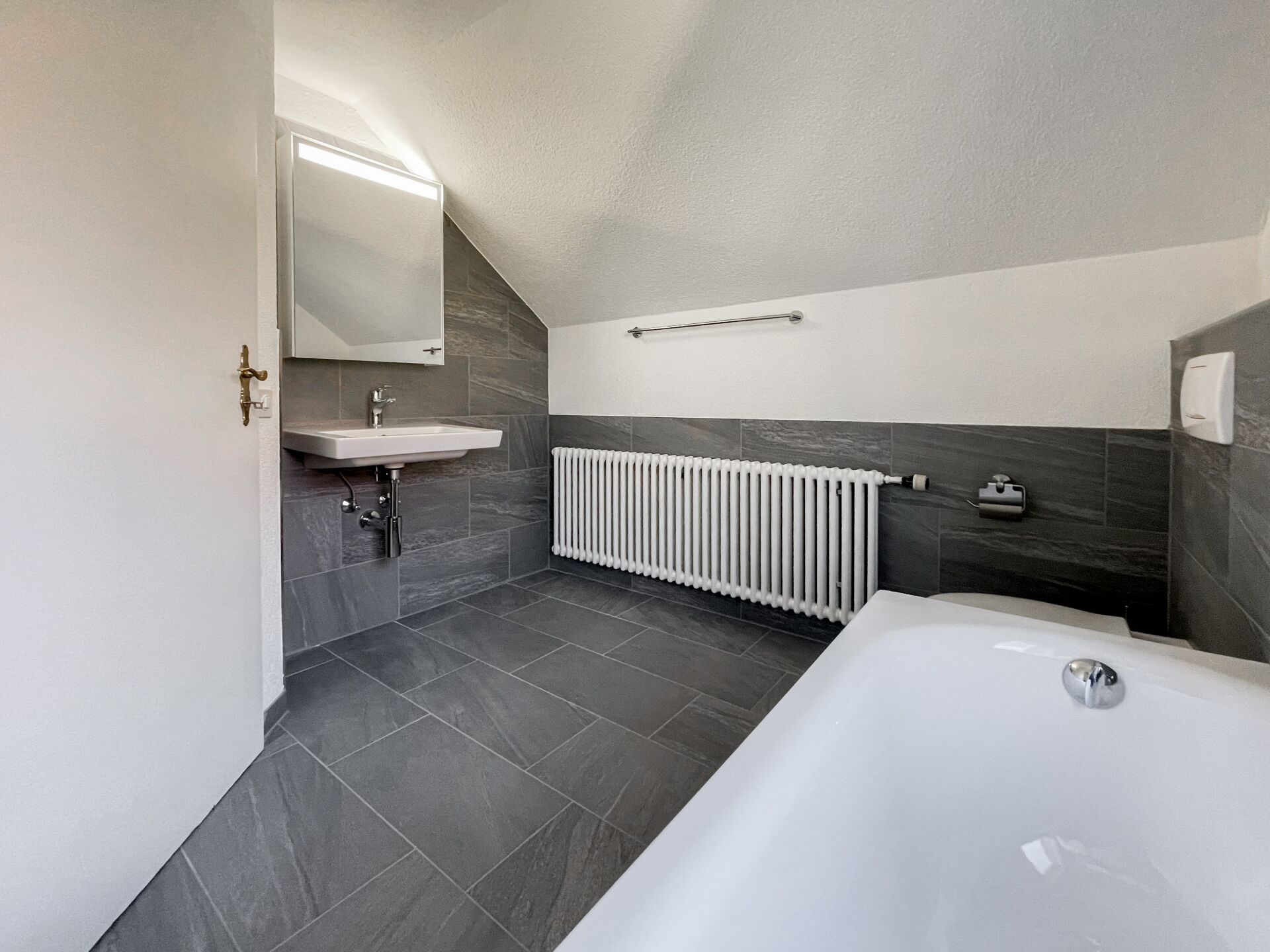 Modernes Badezimmer mit Dachschräge
