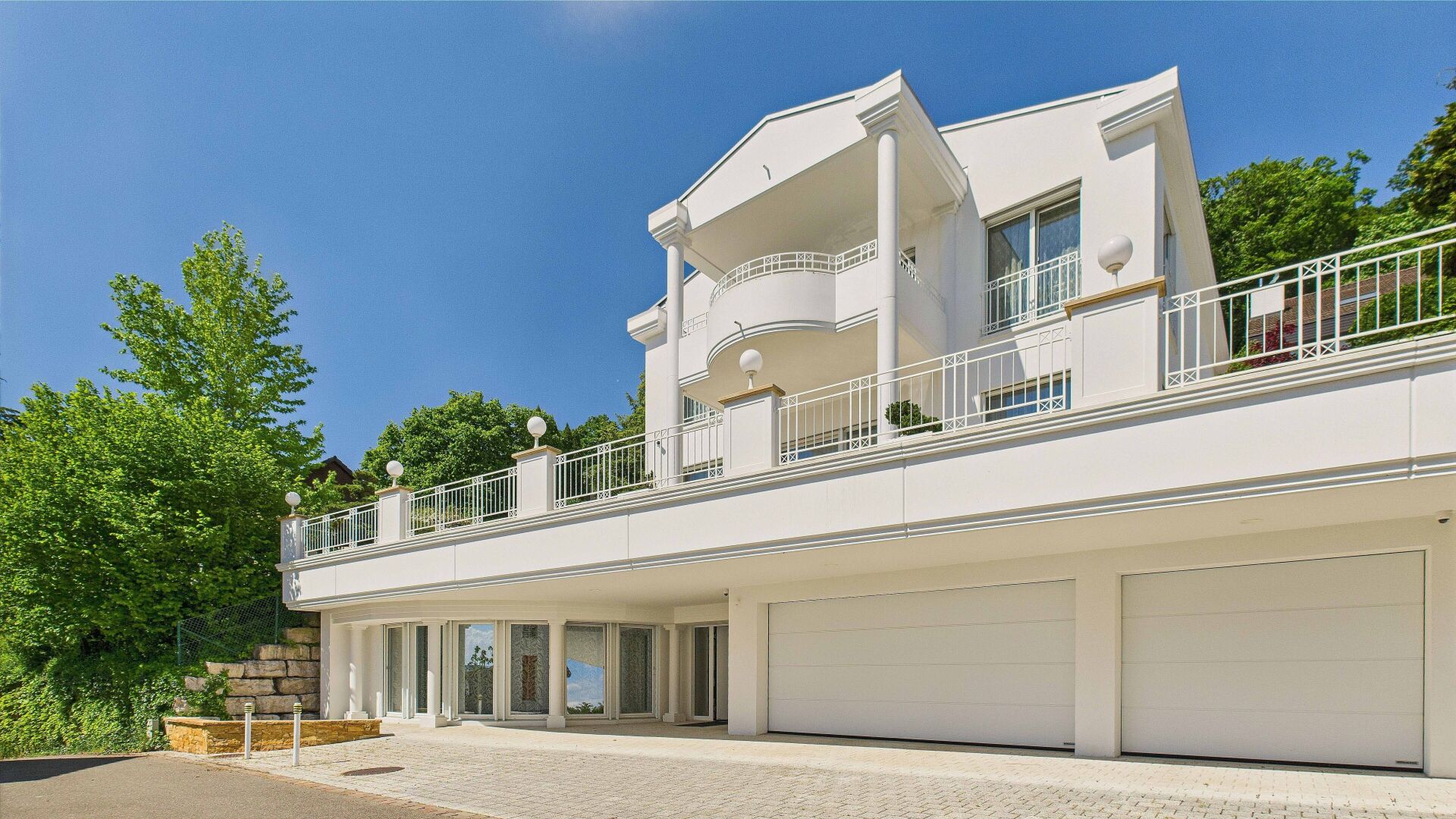 Weiße moderne Villa mit repräsentativer Fassade
