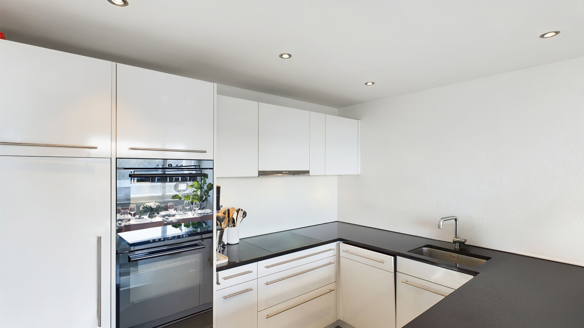 Moderne weiße Einbauküche