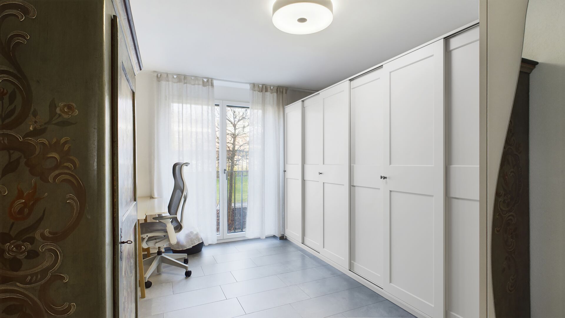 Helles Schlafzimmer mit Einbauschränken