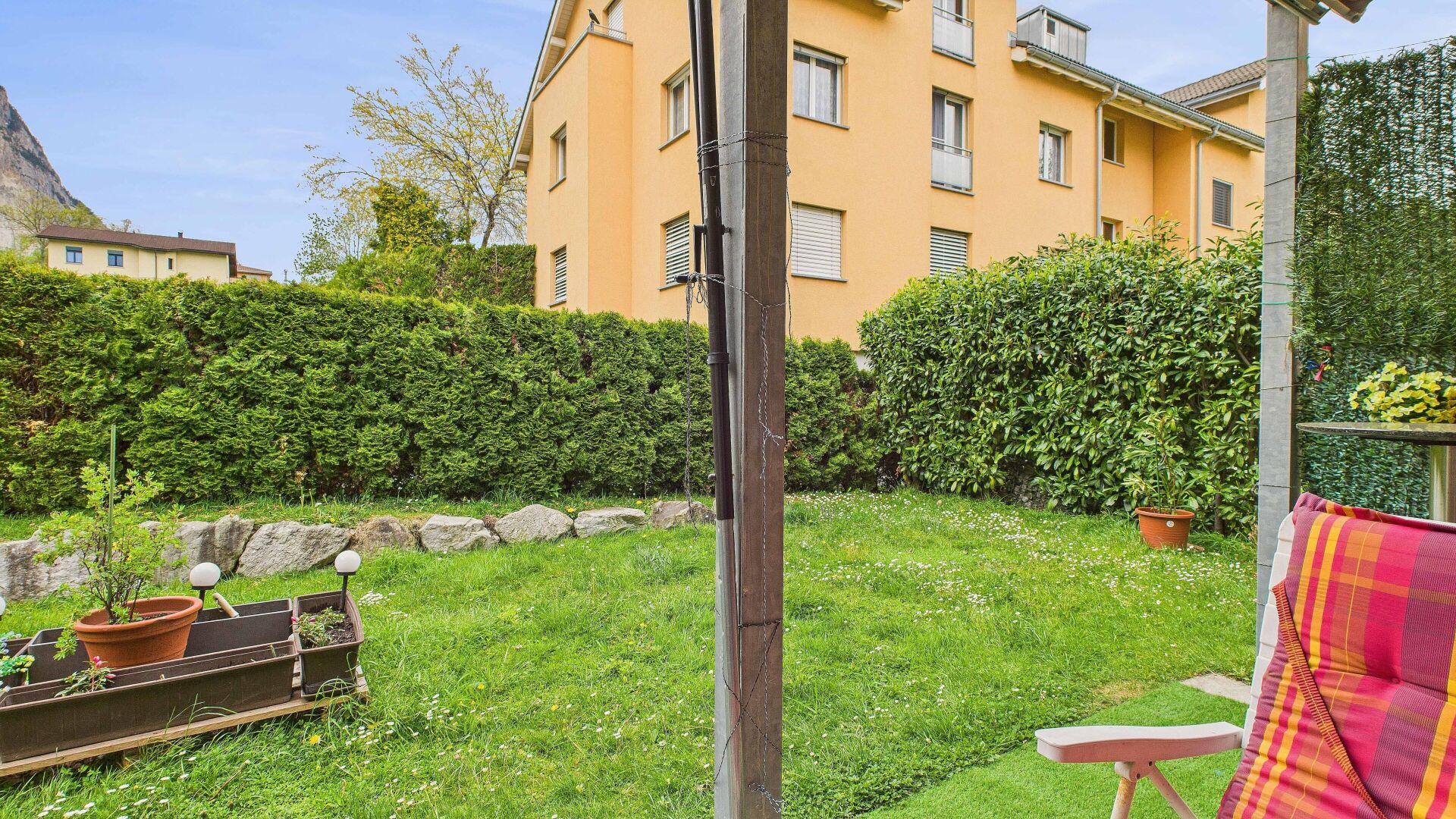 Garten mit Terrasse und Wohnhaus
