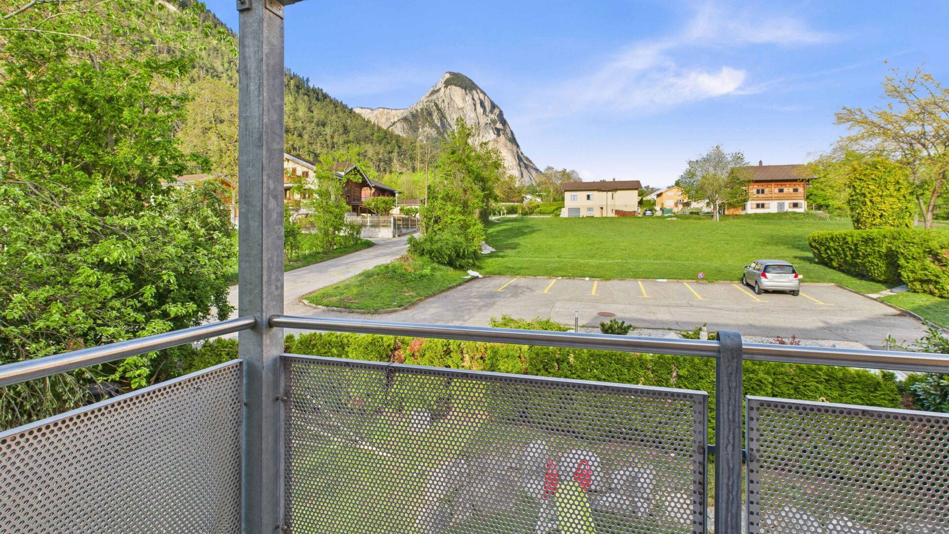 Balkonblick auf Berglandschaft und Grünfläche