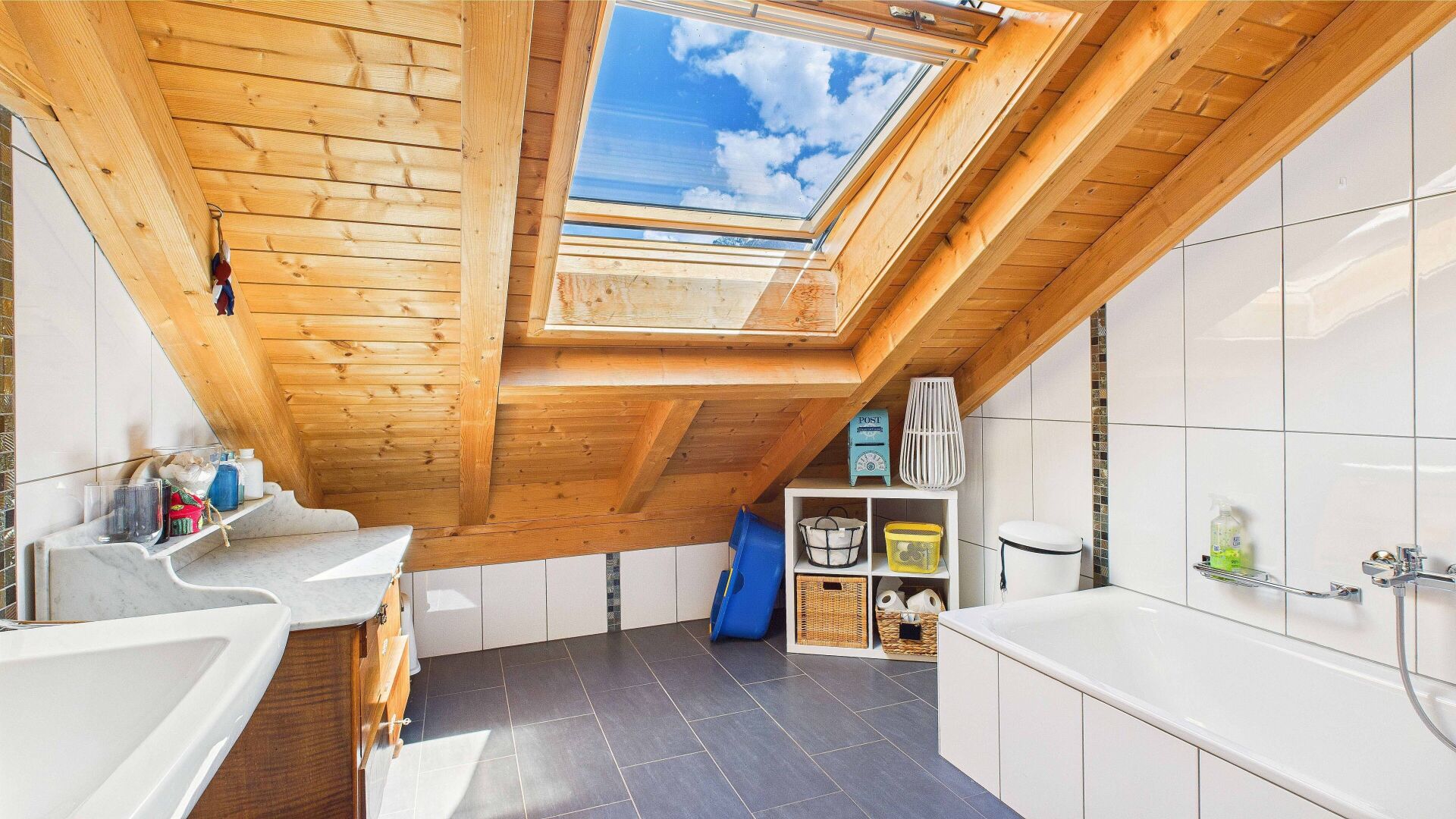 Dachbad mit großer Holzdecke und Dachfenster