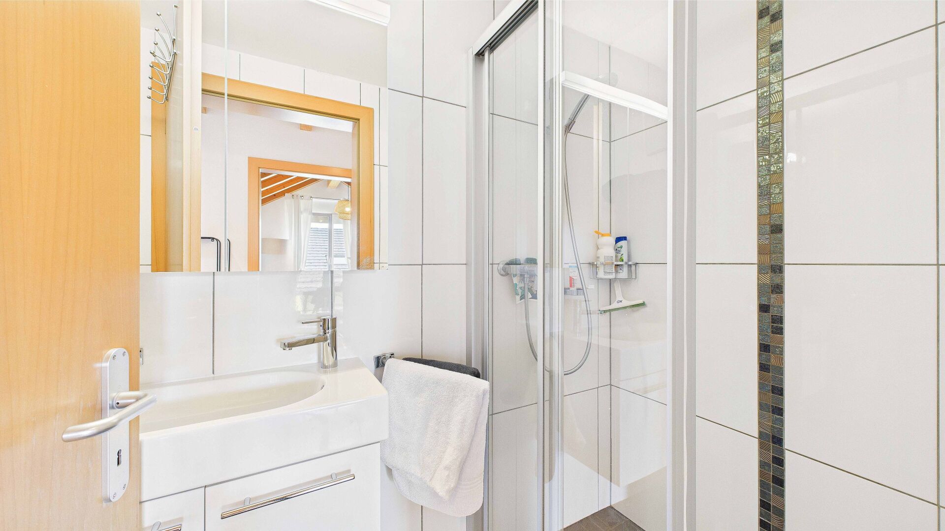 Modernes kleines Badezimmer mit Dusche