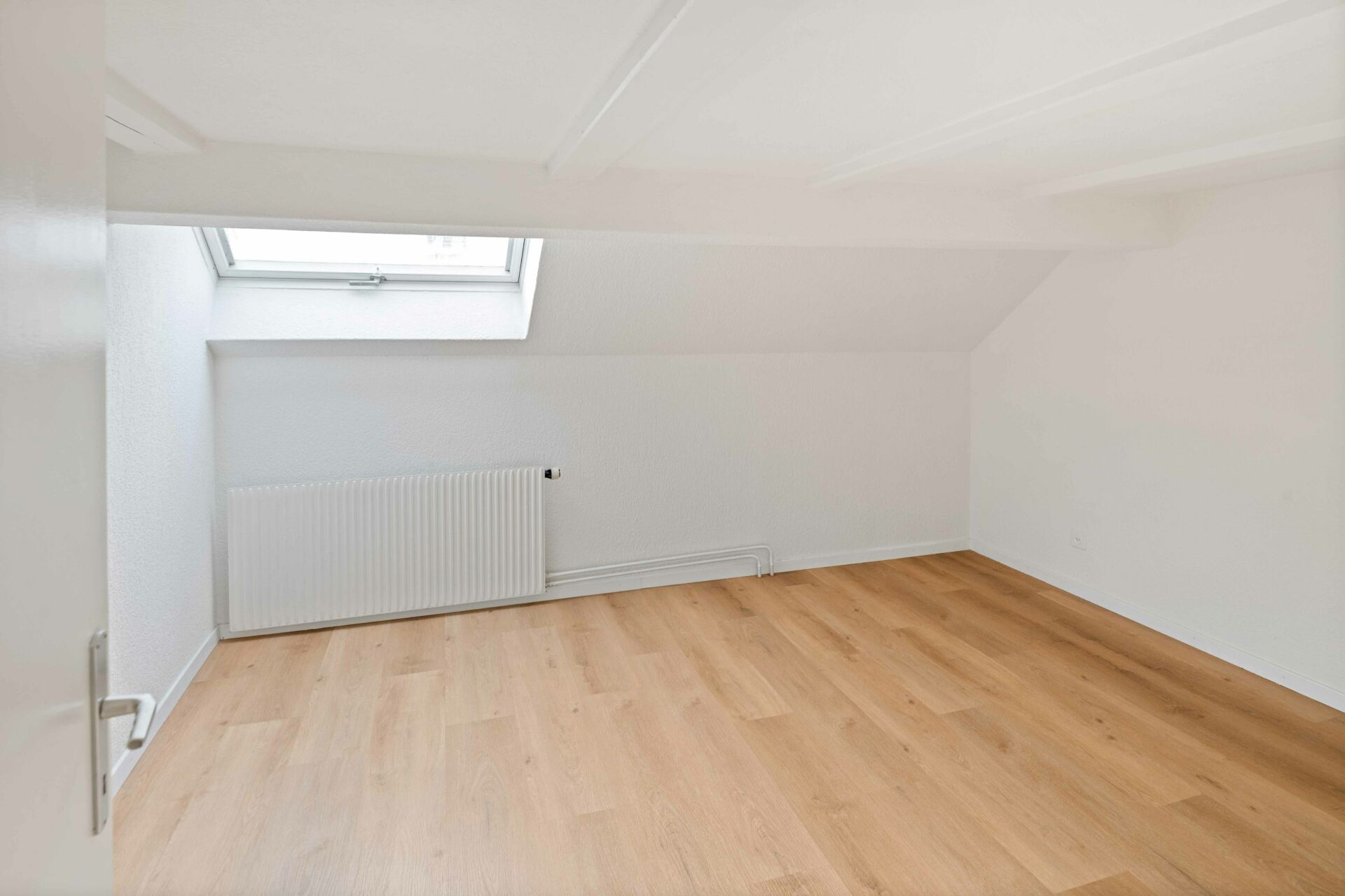 Helles, leerstehendes Dachgeschosszimmer