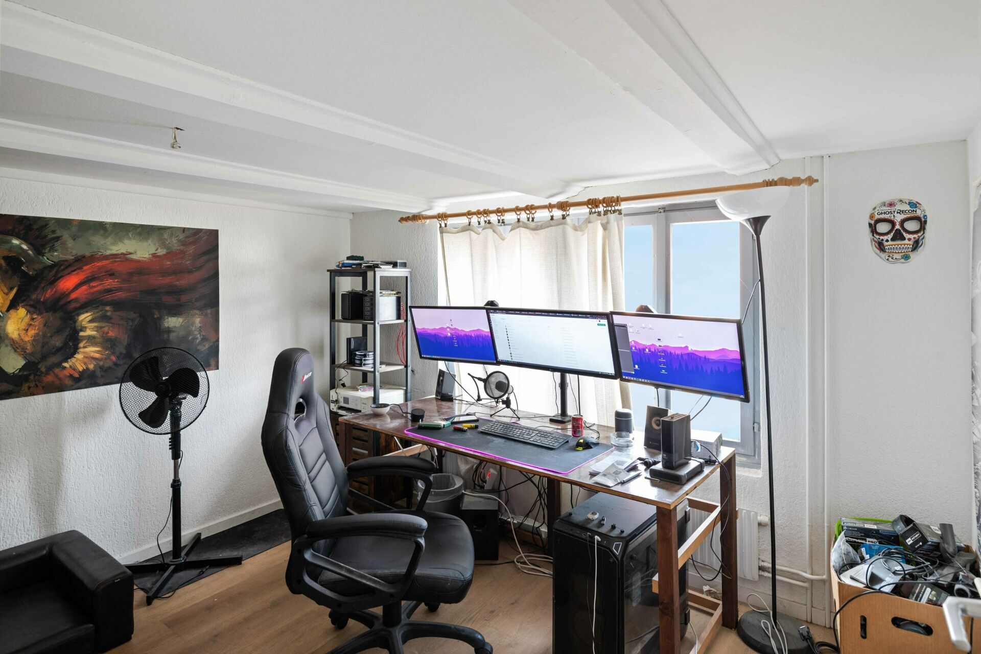 Home-Office mit drei Monitoren