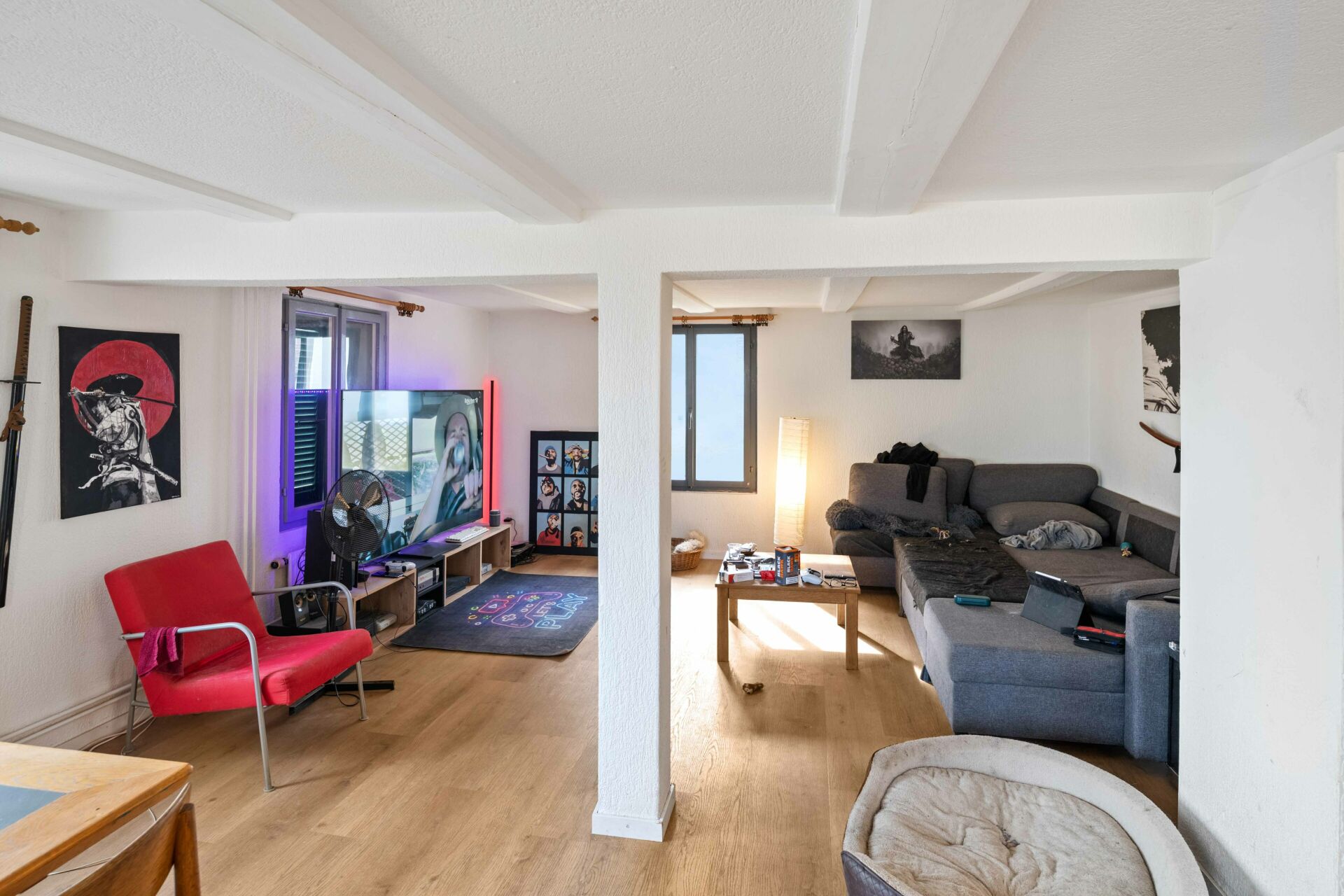Wohnzimmer mit zwei offenen Bereichen