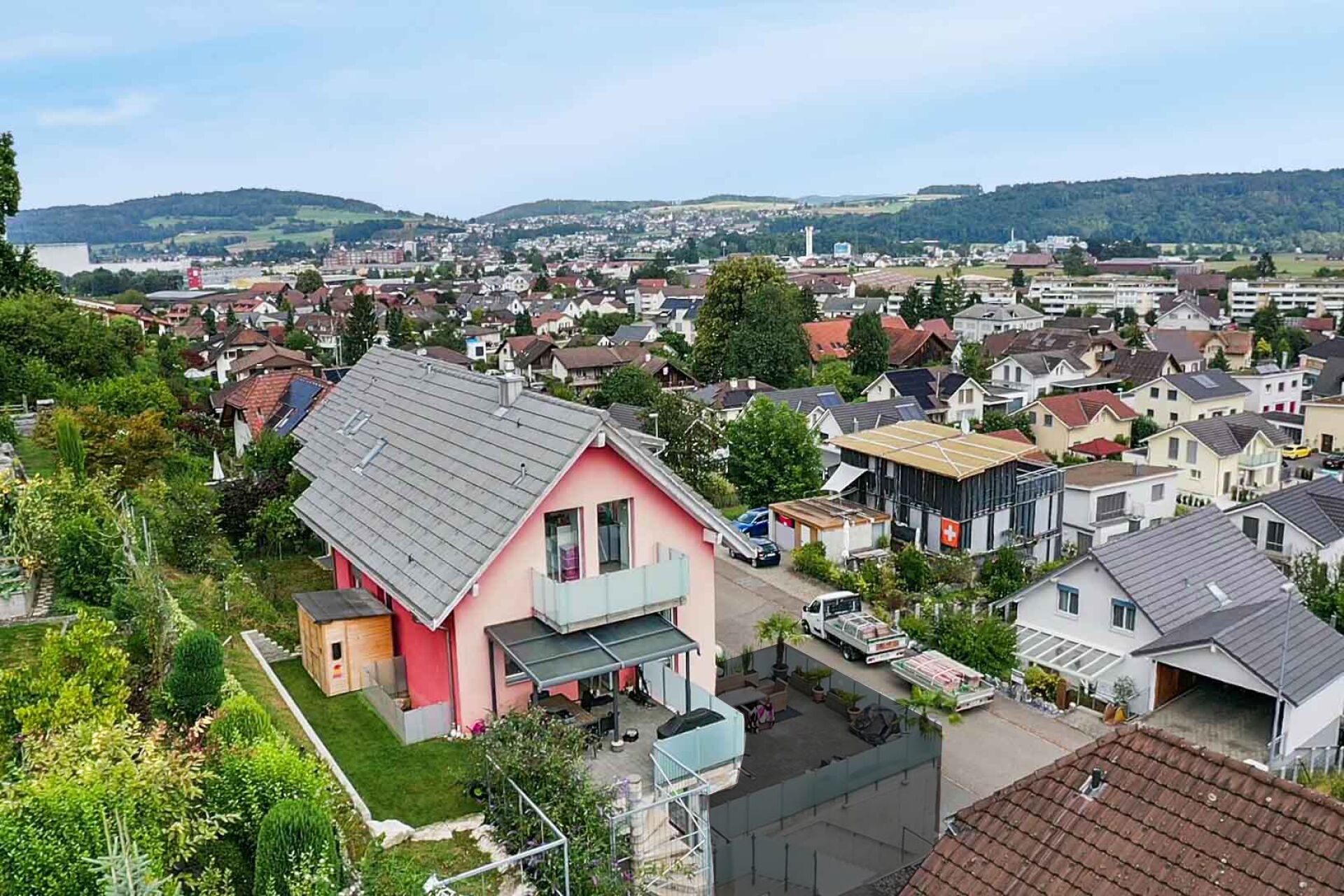 Wohnhaus in erhöhter Lage mit Panoramablick über die Stadt