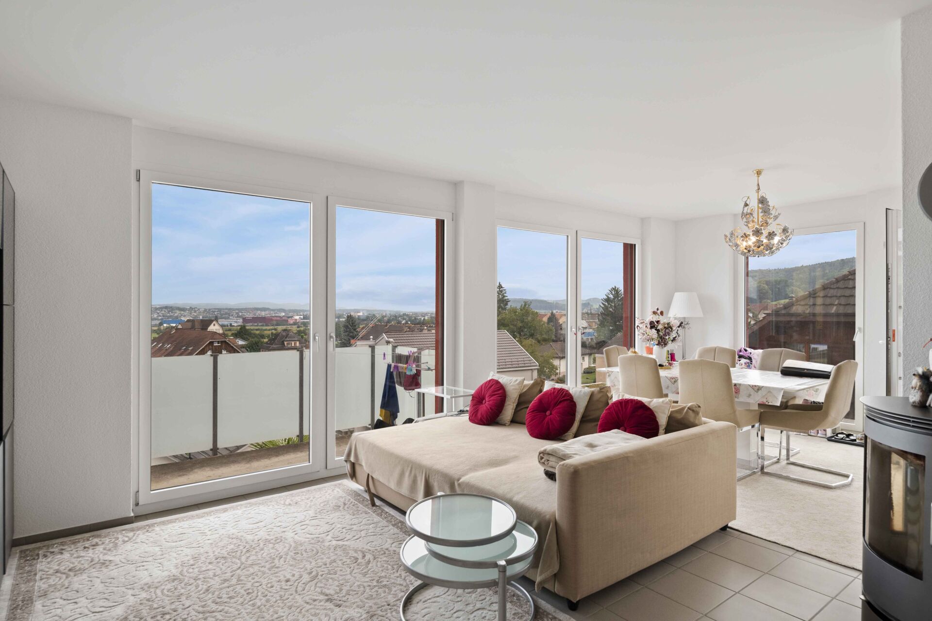 Helles Wohn- und Esszimmer mit Panoramafenstern