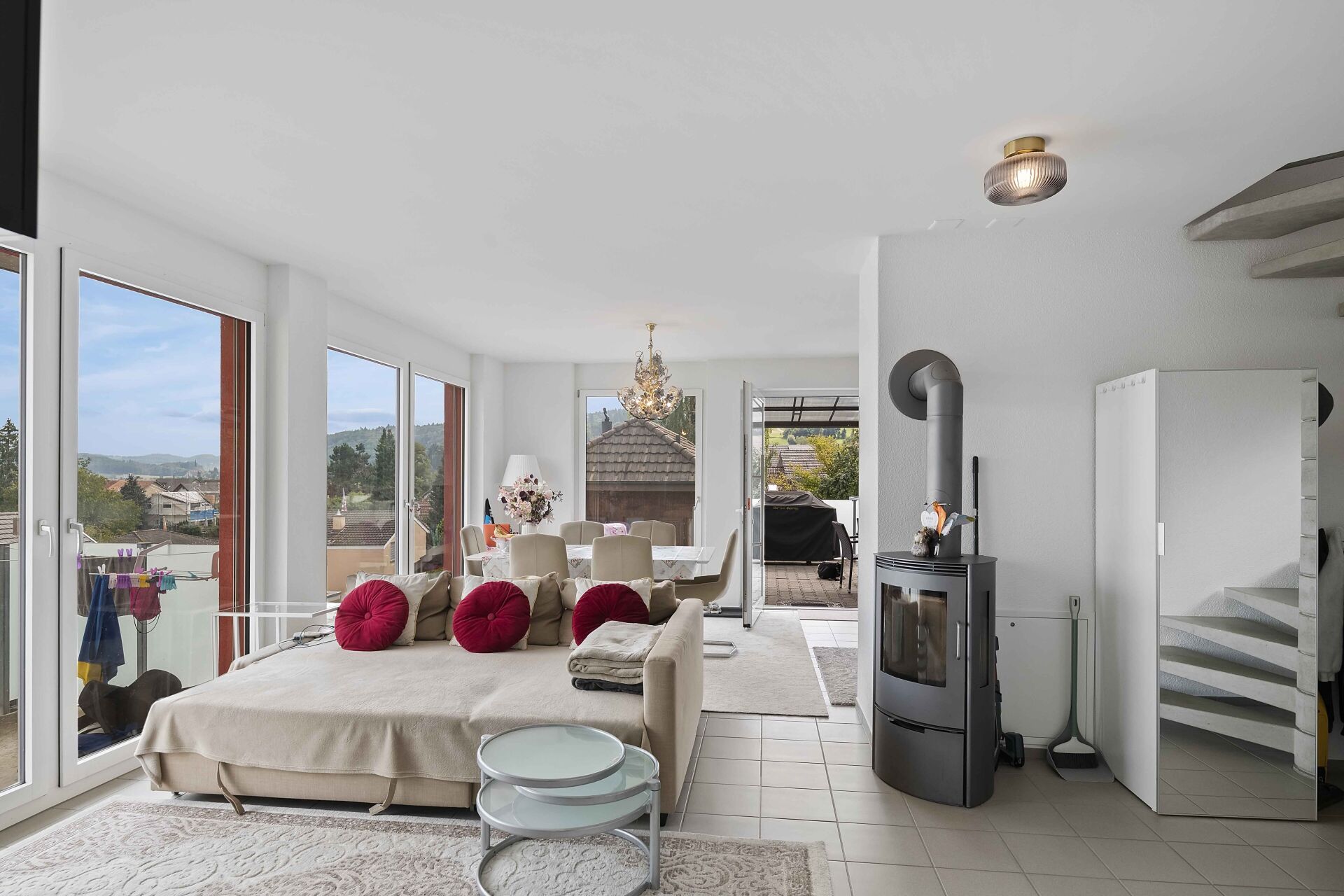 Helles Wohn- und Esszimmer mit Balkonblick