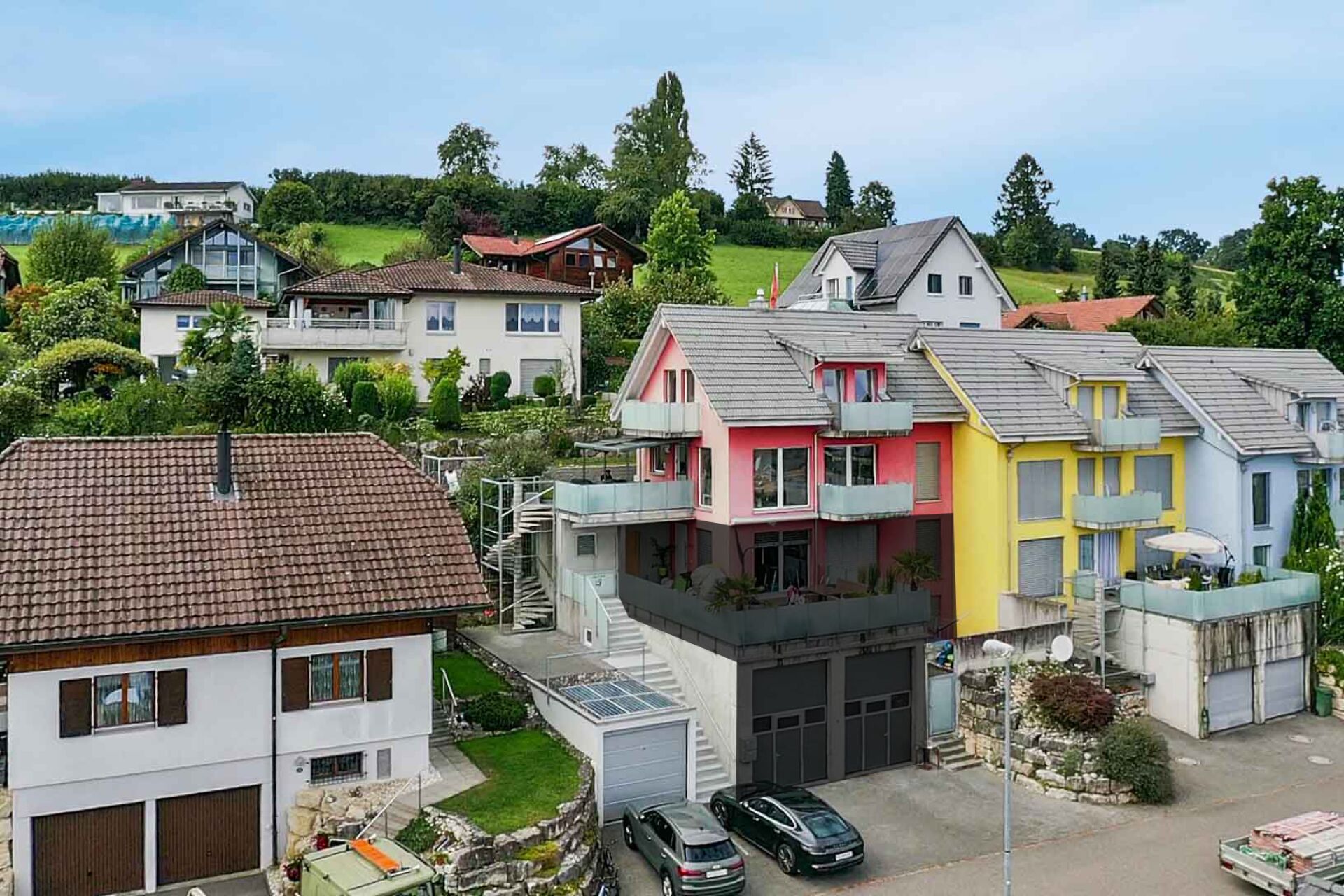 Wohnhäuser in grüner Hanglage