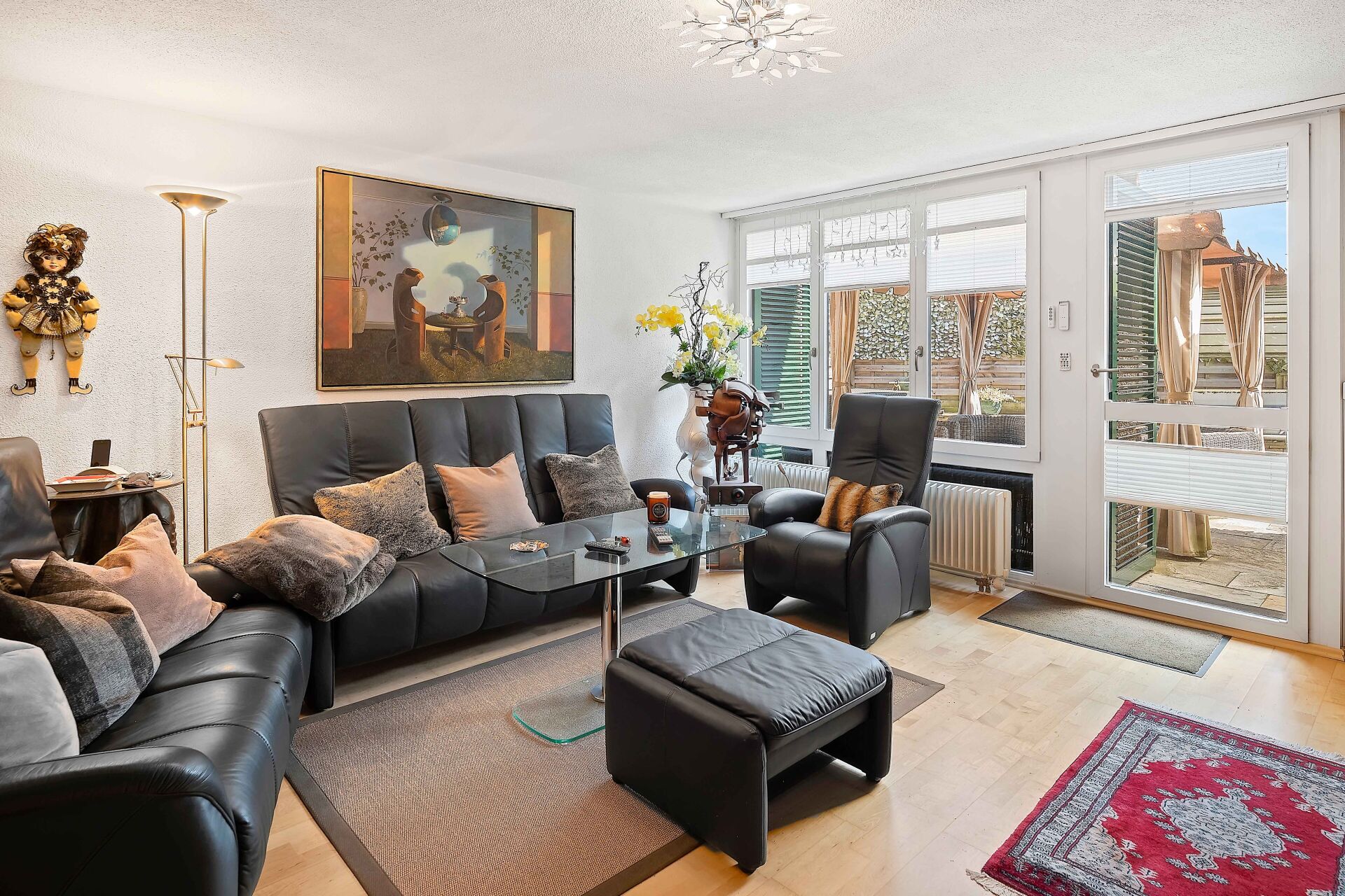 Gemütliches Wohnzimmer mit Blick in den Garten