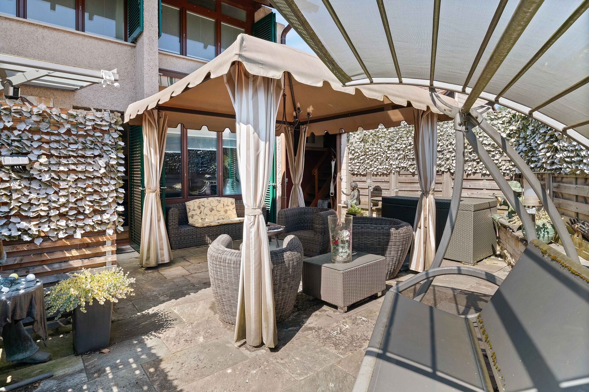 Überdachte Patio-Lounge mit Sitzgruppe