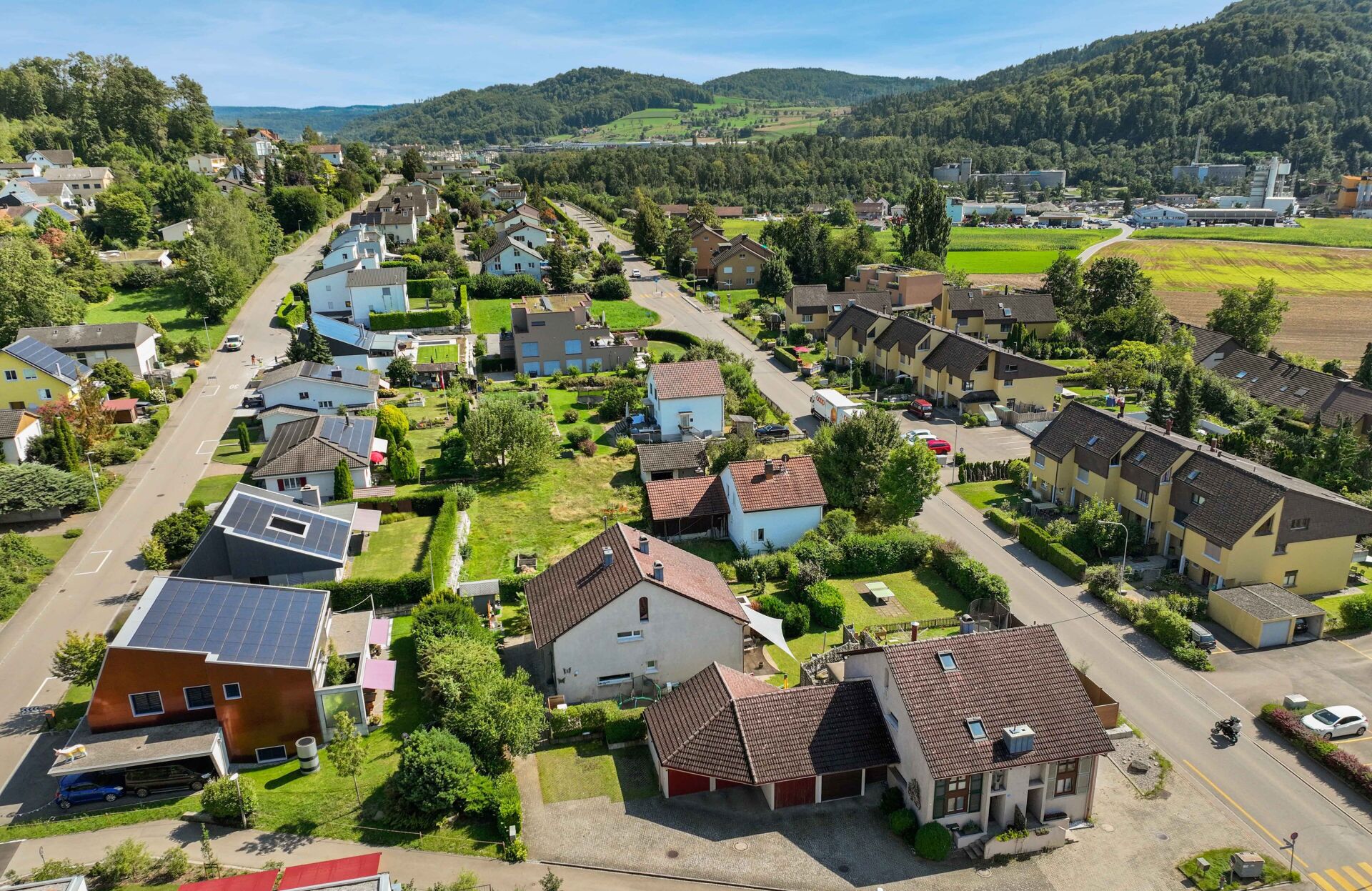 Luftaufnahme eines Wohnviertels im Grünen
