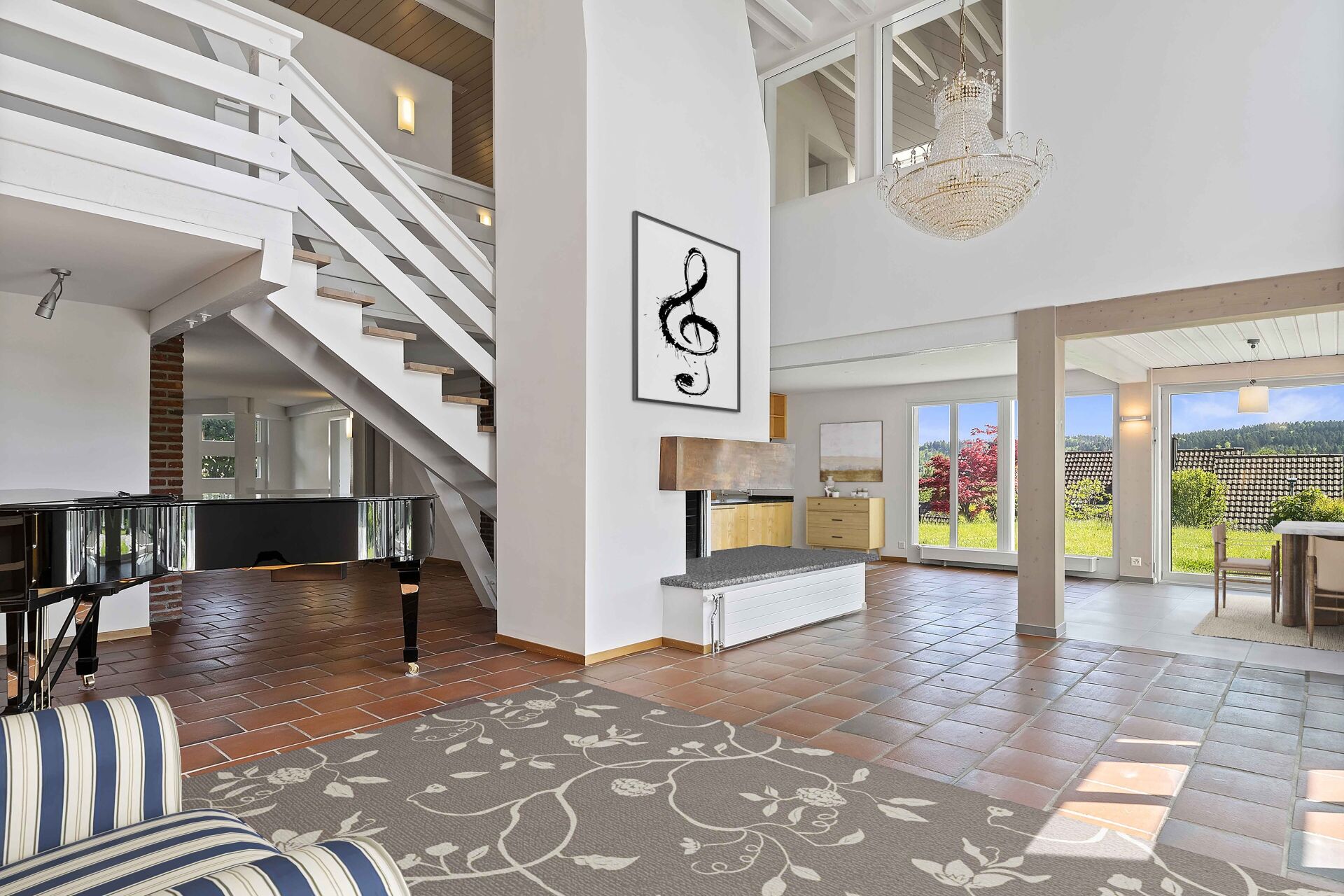 Großer Wohnbereich mit offener Galerie und Kamin