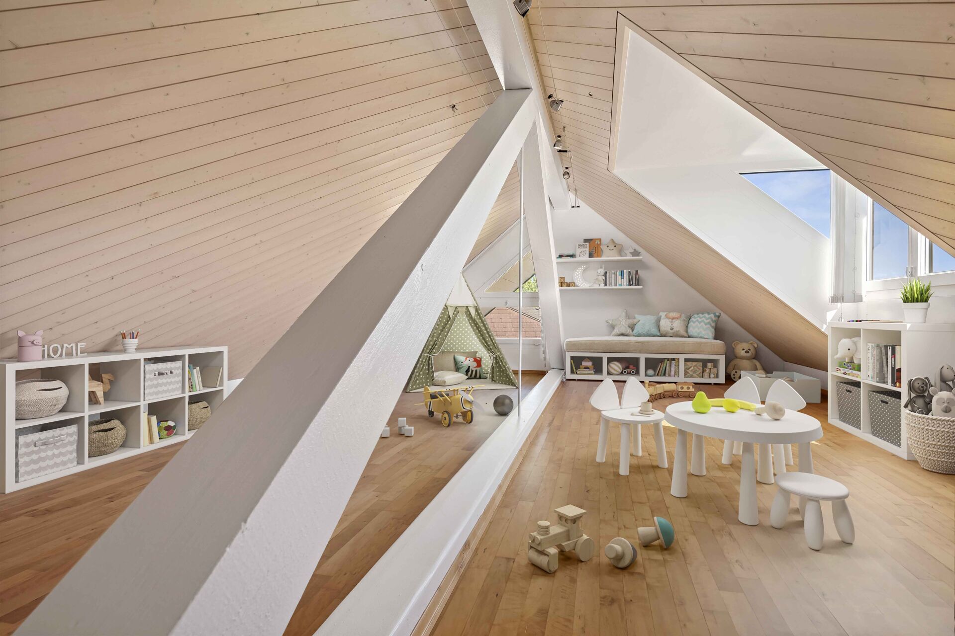 Helles Dachgeschoss-Kinderzimmer