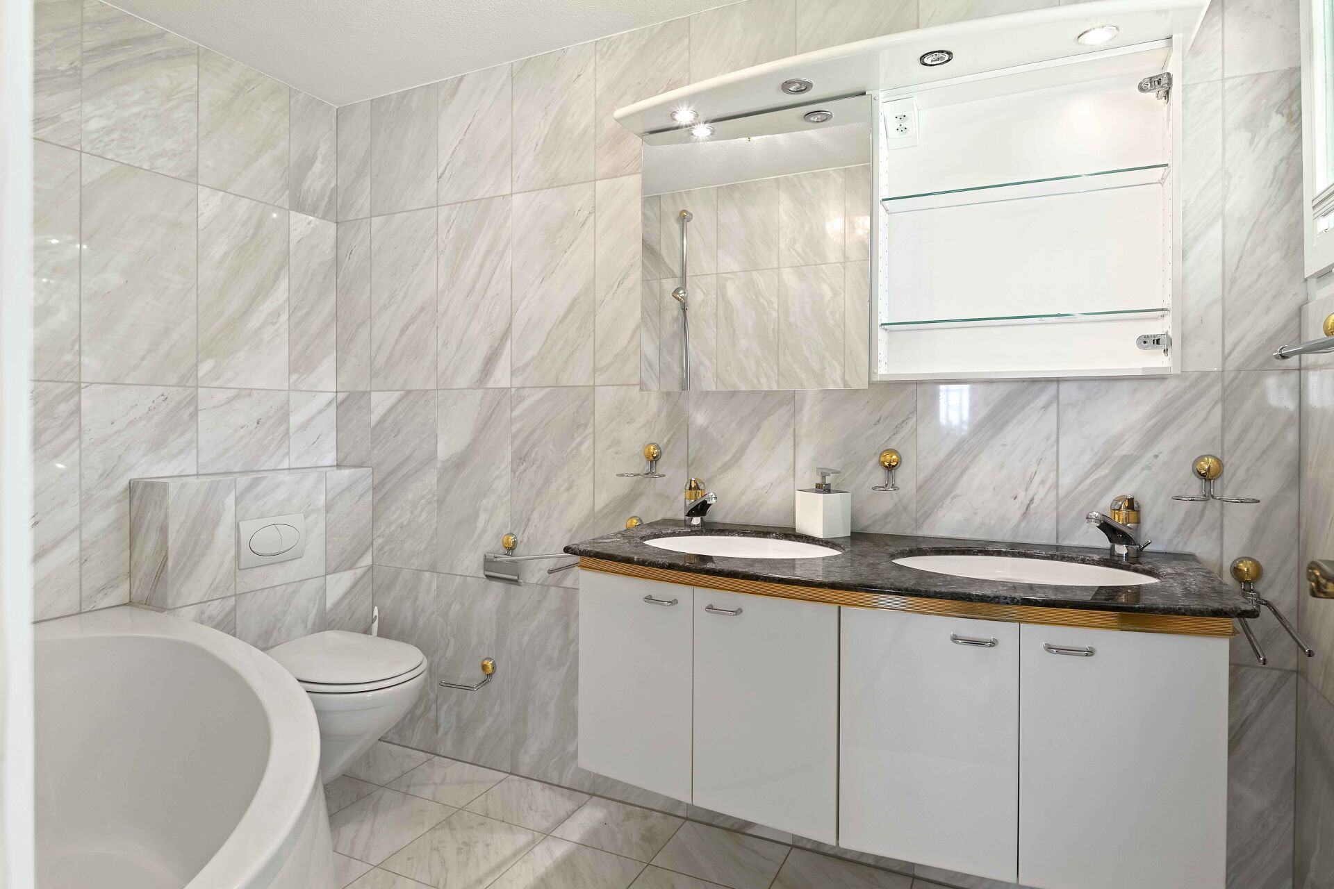 Modernes Badezimmer mit Doppelwaschtisch
