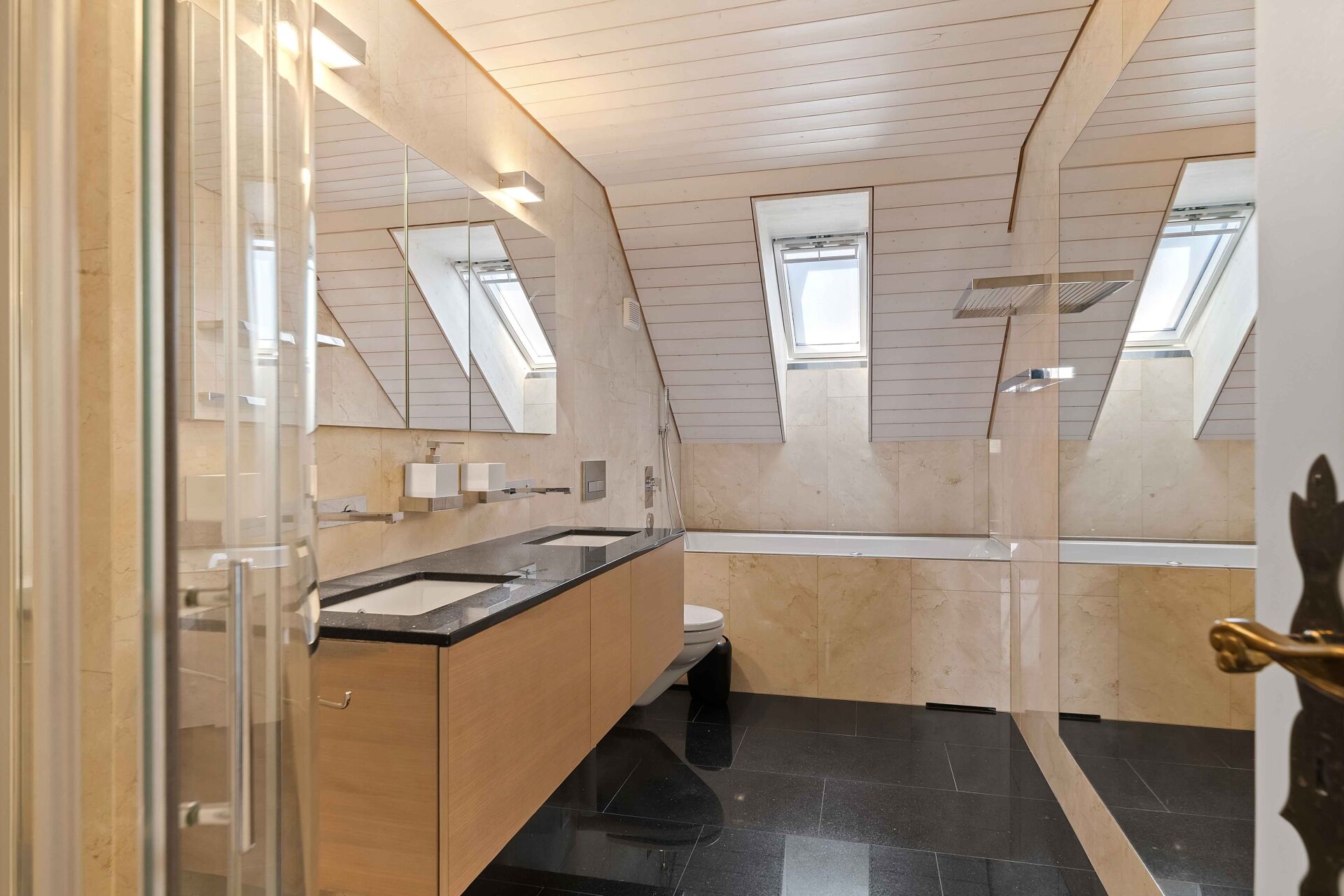 Modernes Badezimmer mit Dachfenstern