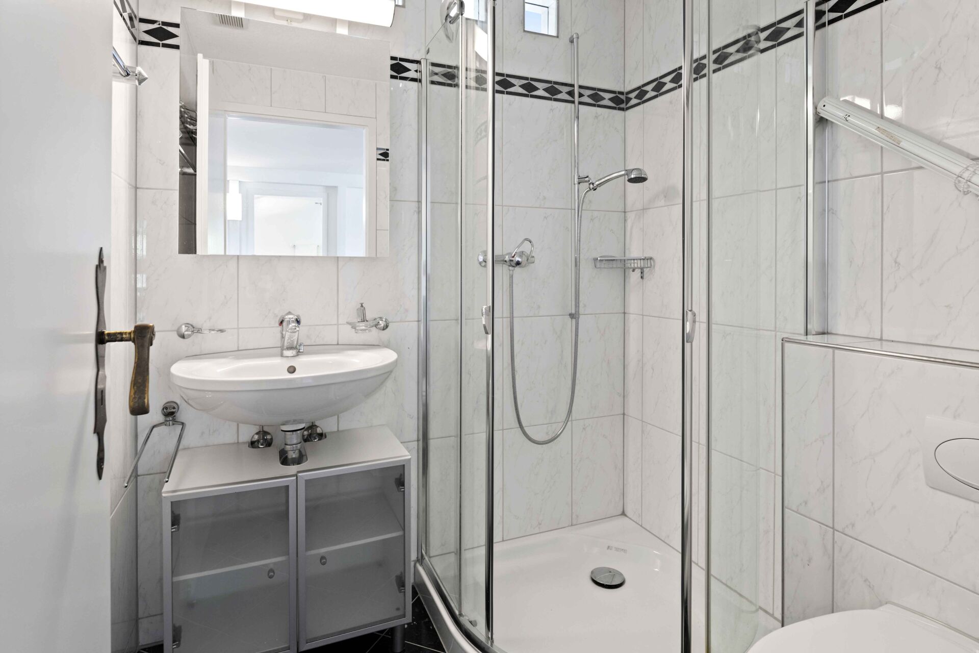 Modernes Badezimmer mit Dusche und Waschbecken