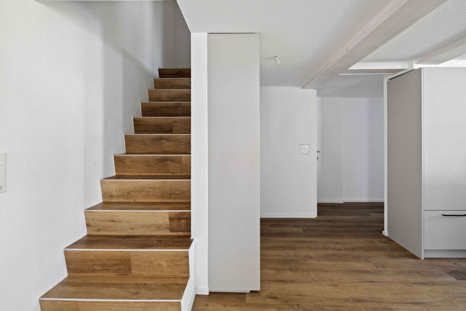 Heller Flur mit offener Treppe