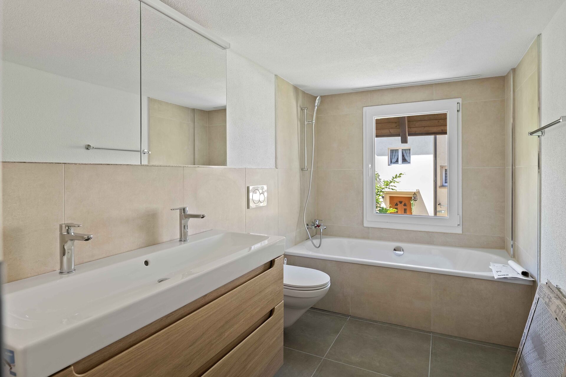 Modernes Badezimmer mit Wanne und Doppelwaschtisch