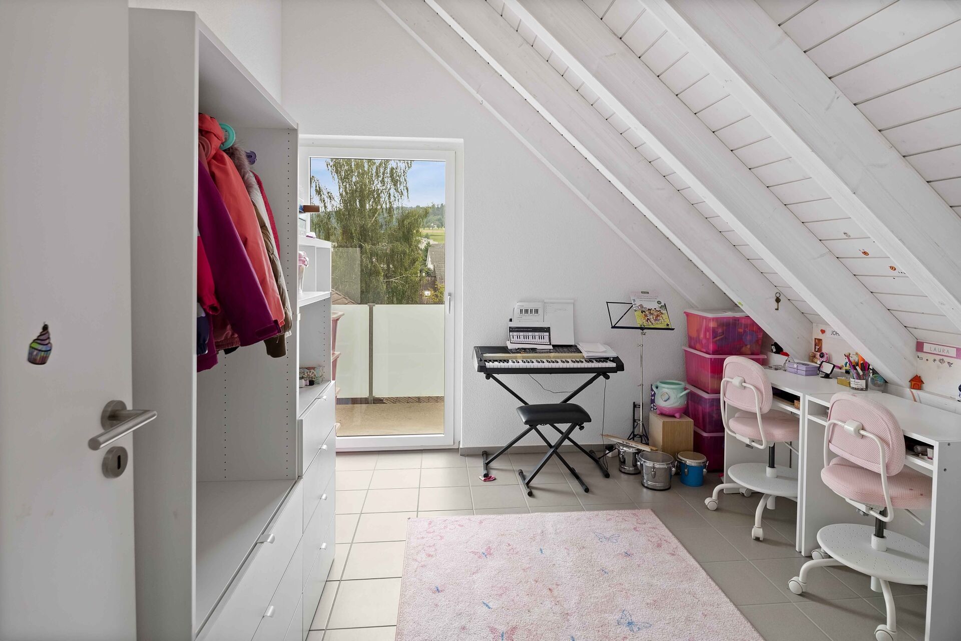 Helles Dachzimmer mit Arbeits- und Spielbereich
