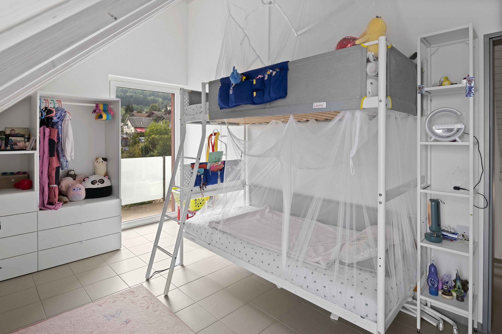 Jugendzimmer mit Hochbett und Kleiderschrank