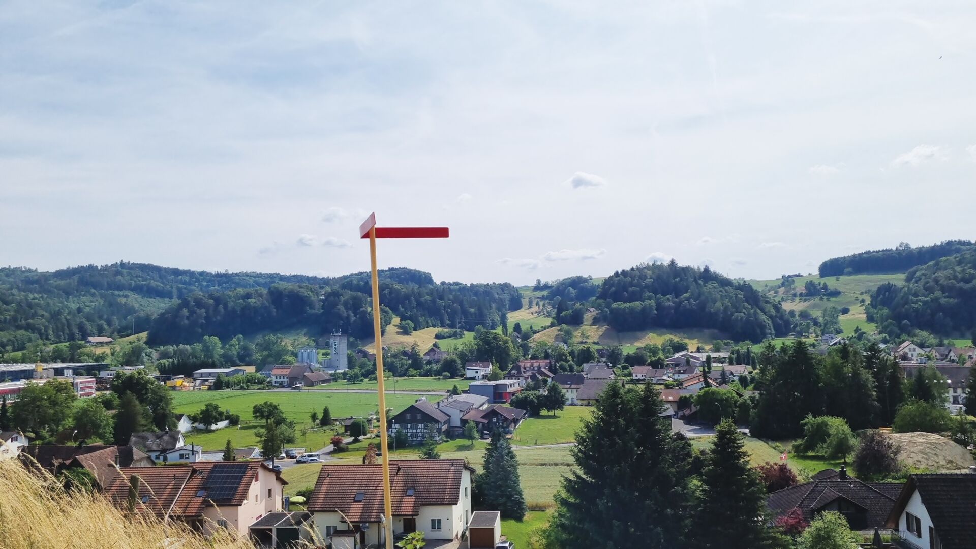 Landschafts- und Ortsblick mit Häusern und Hügeln