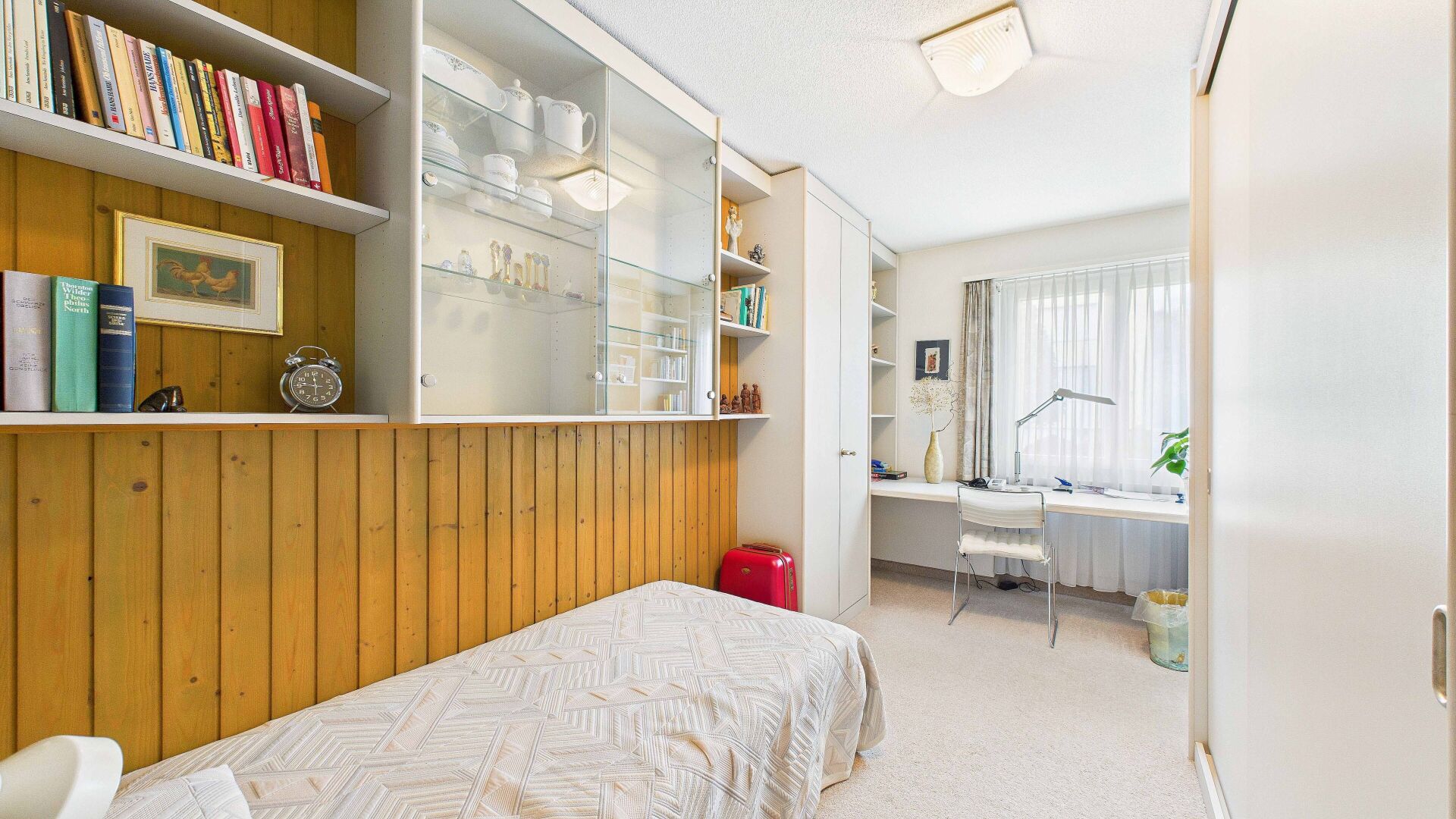 Helles Schlafzimmer mit Arbeitsbereich