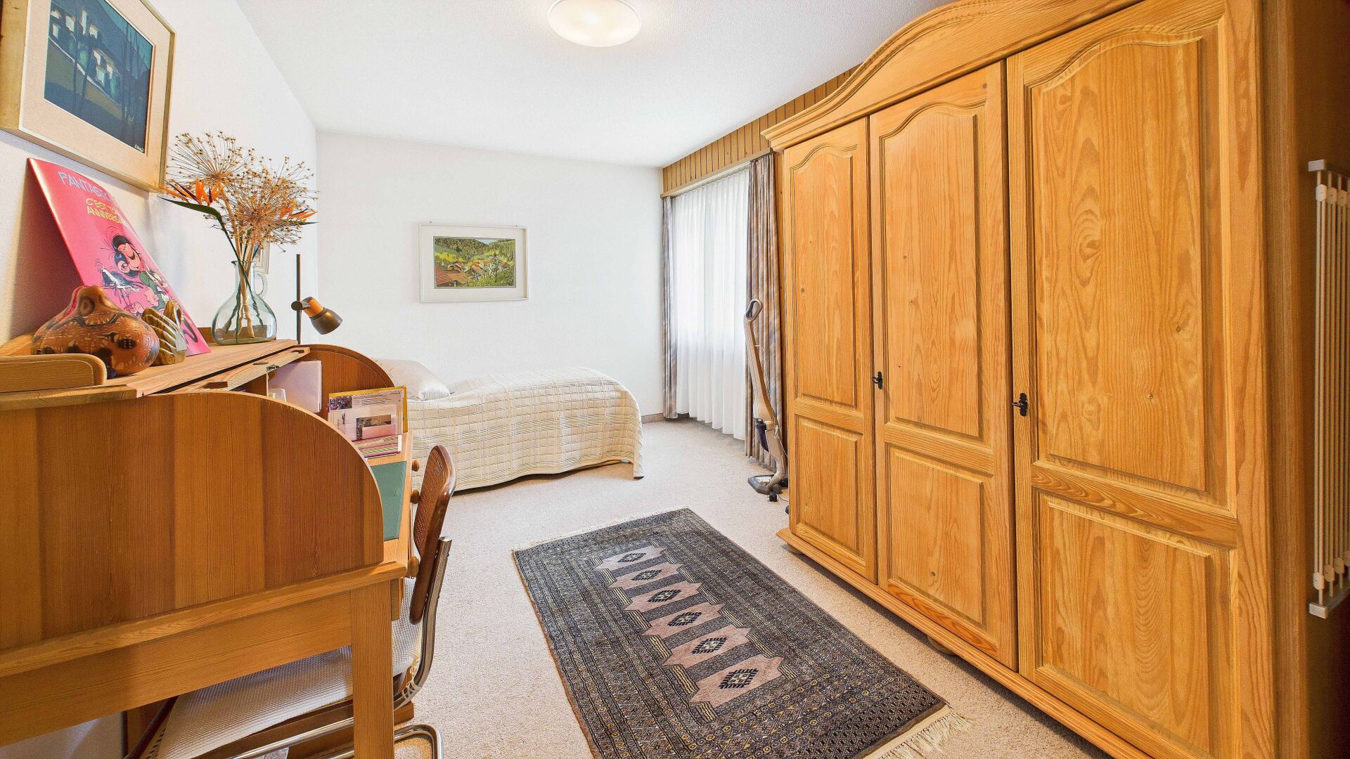 Schlafzimmer mit Holzschrank