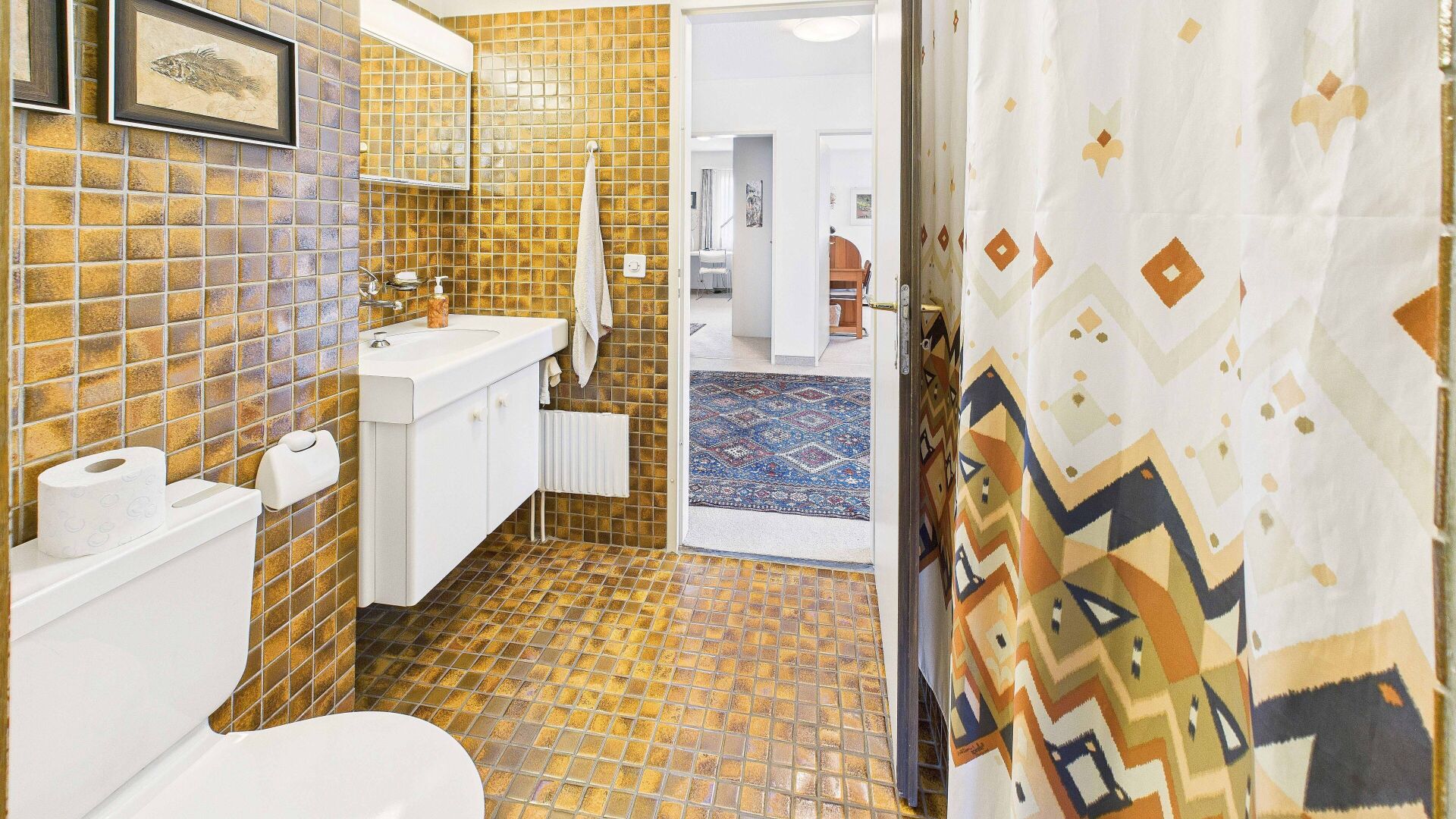 Retro-Bad mit Mosaikfliesen