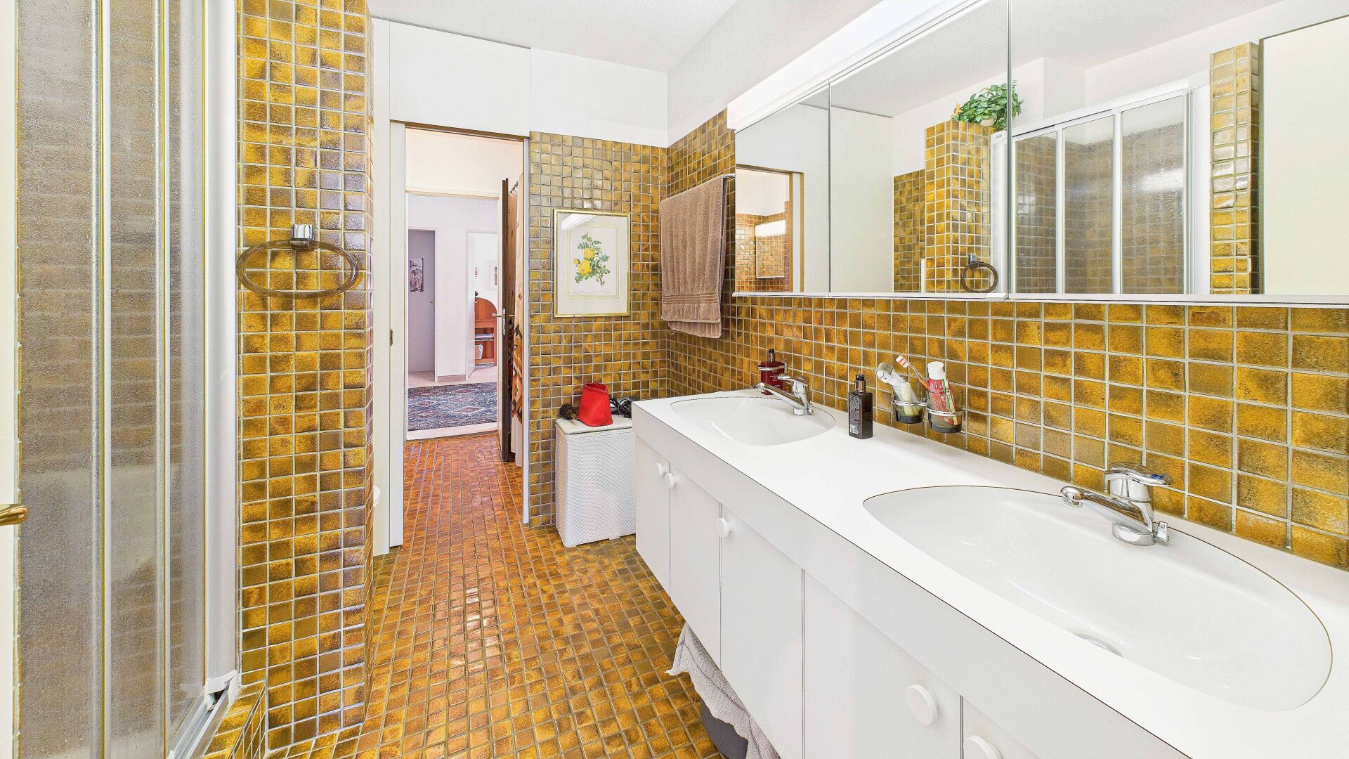Goldgelbes Badezimmer mit Doppelwaschbecken