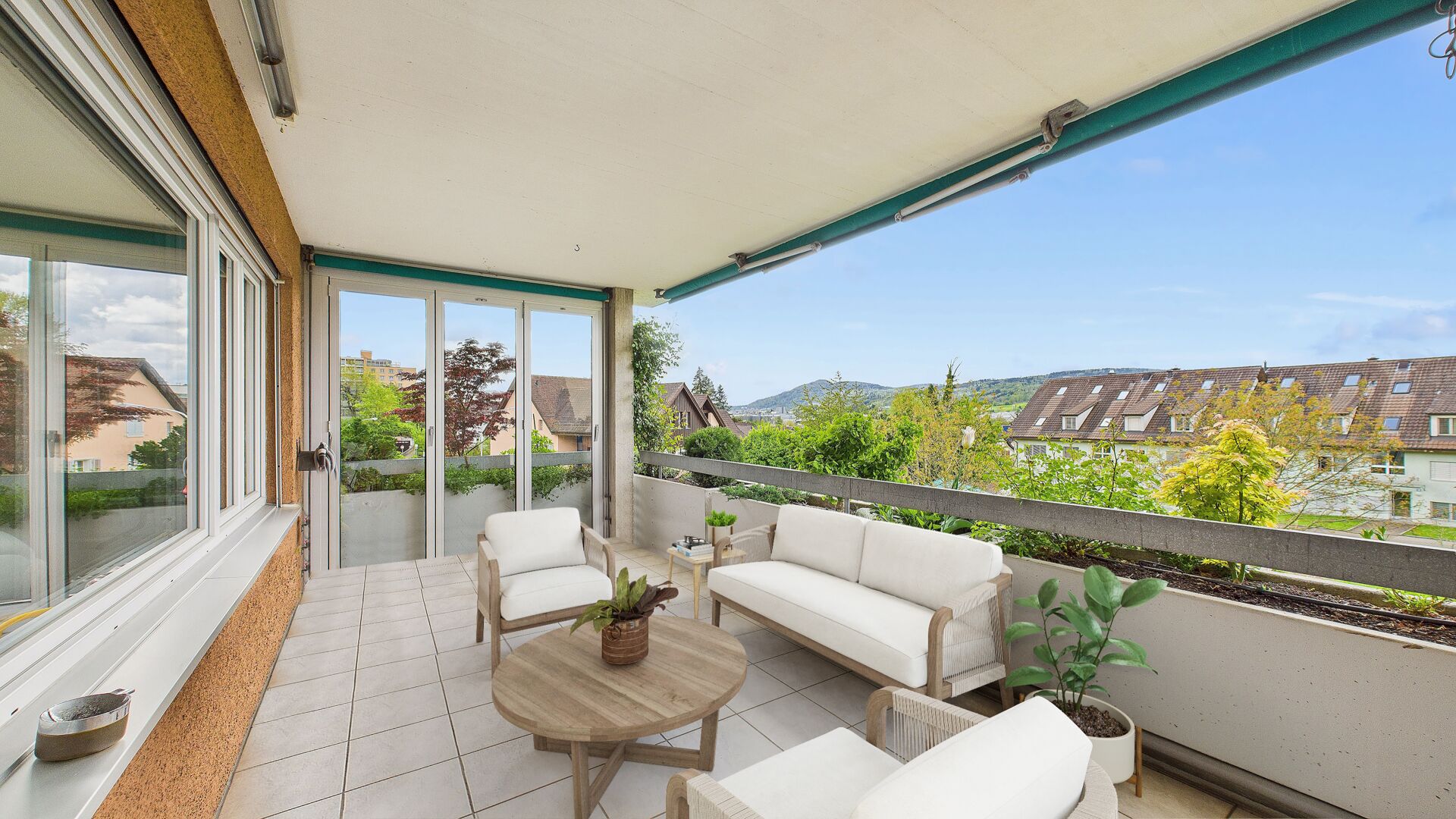 Heller Balkon mit Sitzgruppe und Weitblick