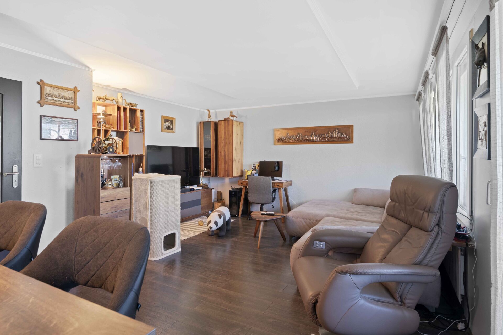 Wohnzimmer mit Arbeitsbereich