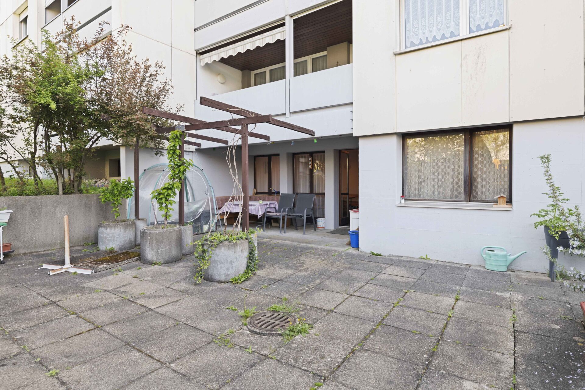 Außenbereich eines Mehrfamilienhauses mit Innenhofterrasse