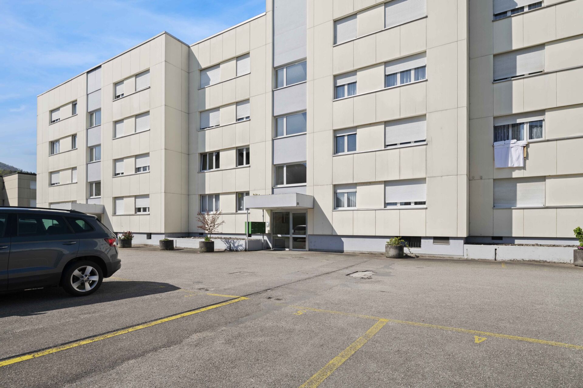 Mehrfamilienhaus mit Innenhof und Parkplatz