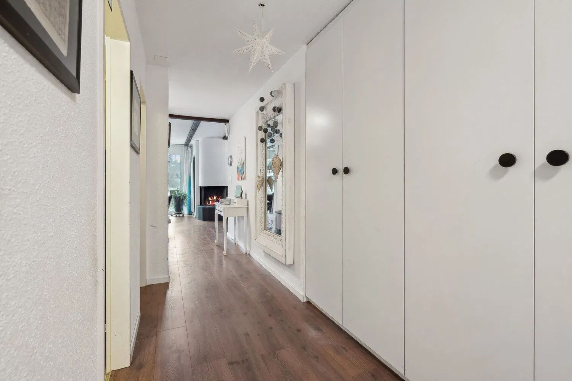 Heller Flur mit Einbauschrank und Kaminblick