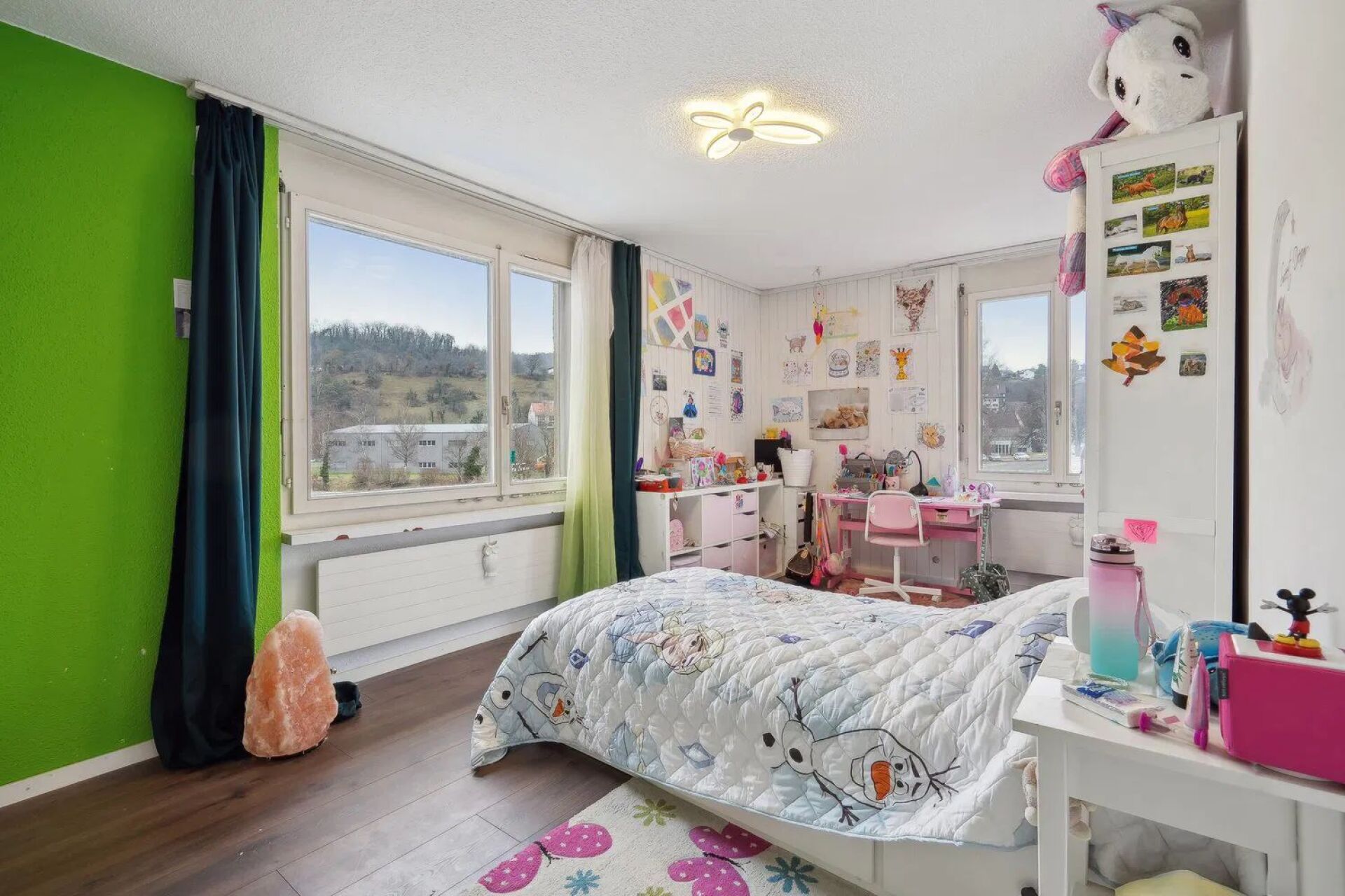 Kinderzimmer mit Arbeitsbereich