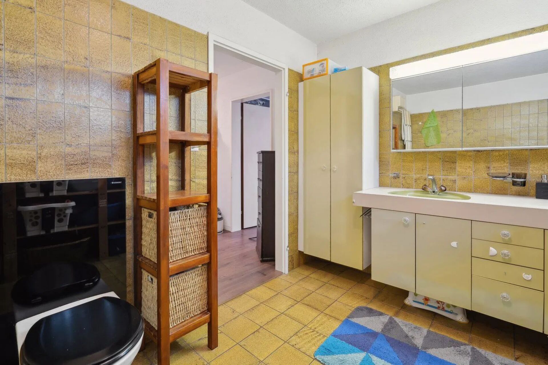 Badezimmer mit Retro-Fliesen und Doppelwaschtisch