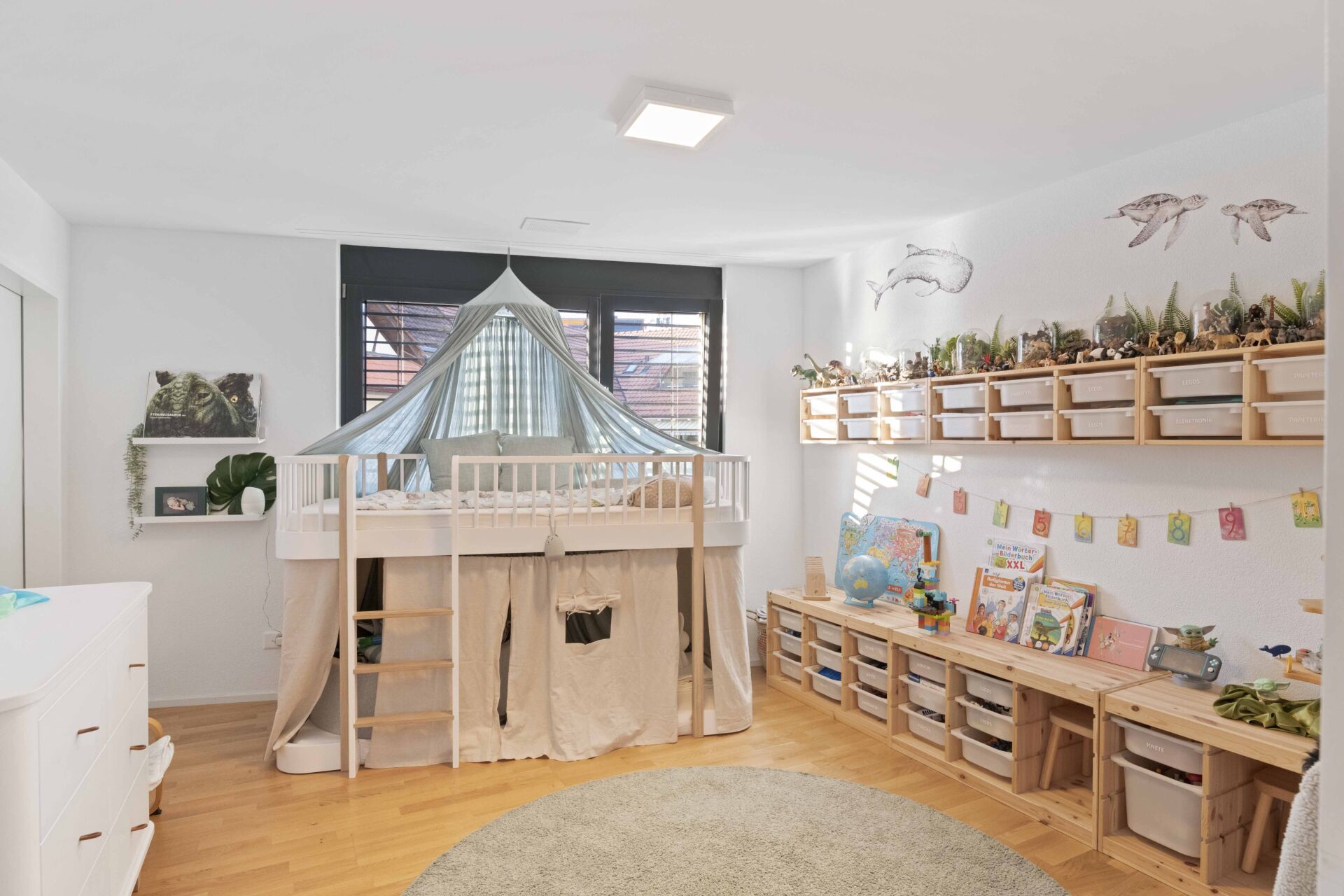 Kinderzimmer mit Spiel- und Stauraum