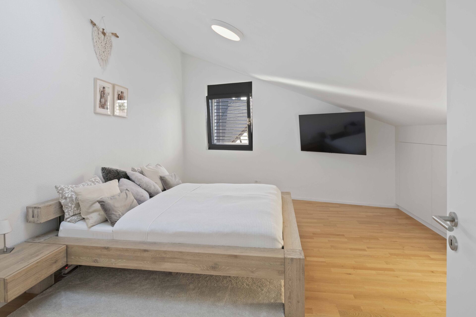 Helles Schlafzimmer im Dachgeschoss