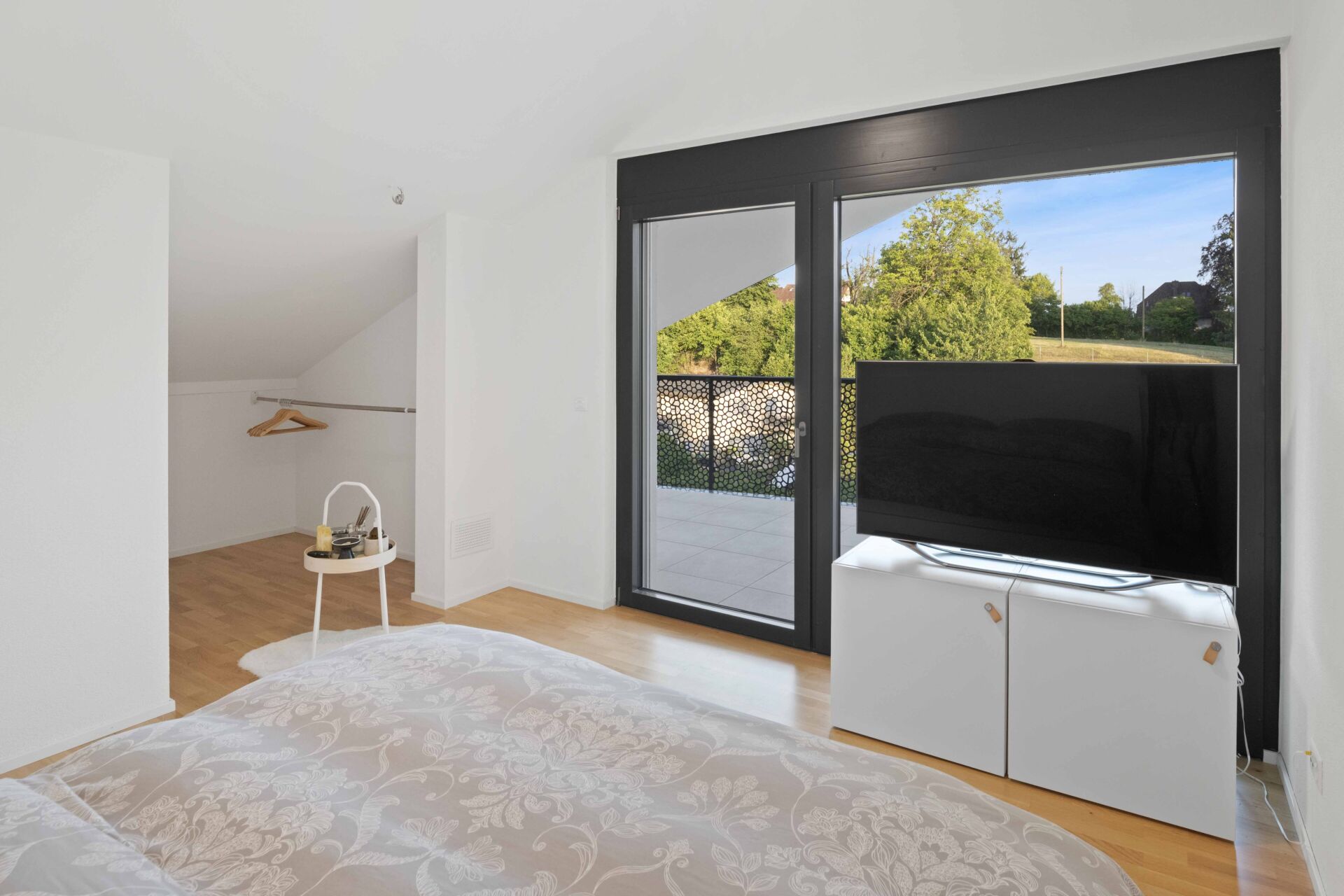 Helles Schlafzimmer mit Balkonzugang