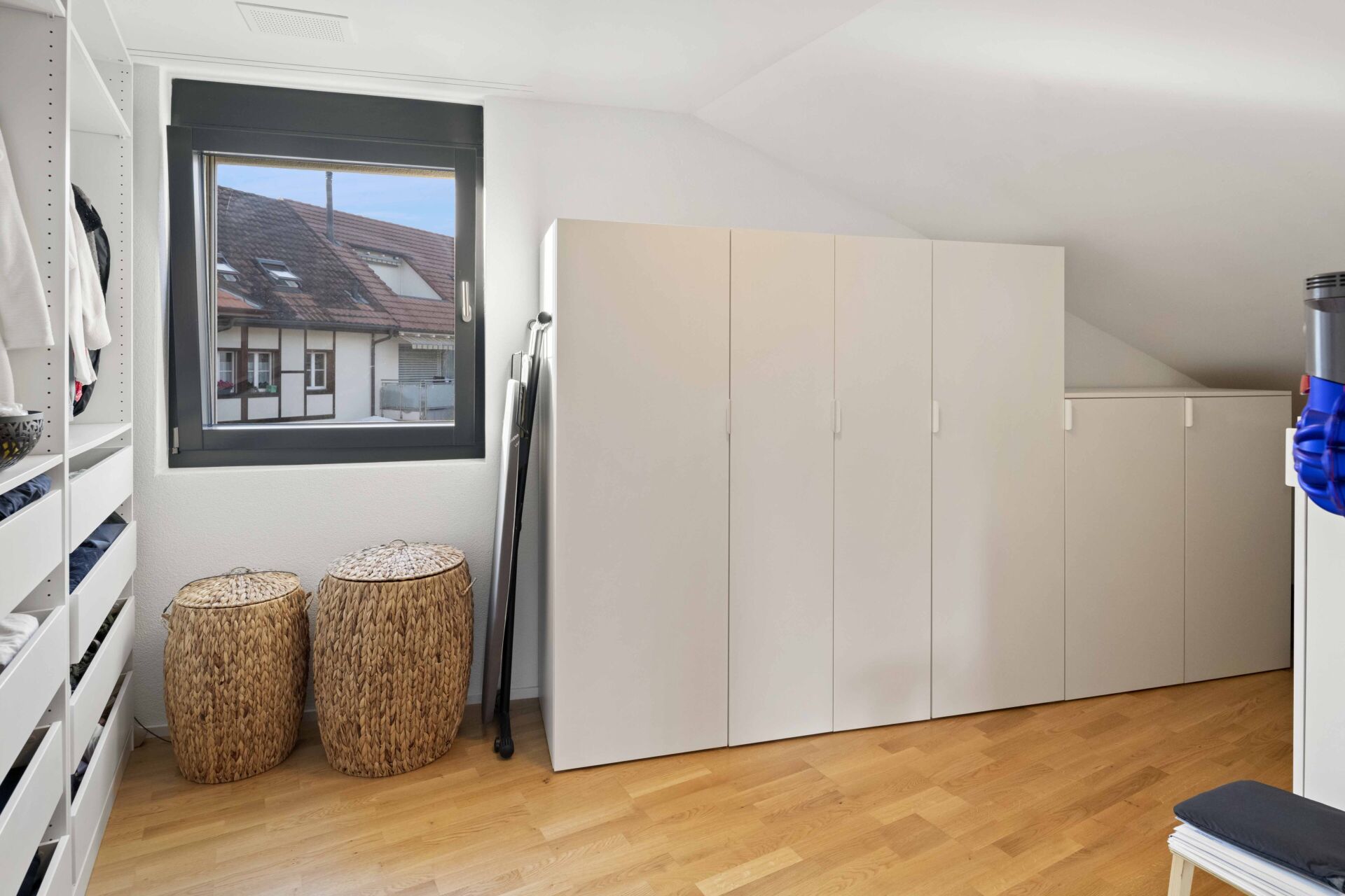 Dachzimmer mit Ankleide und Stauraum