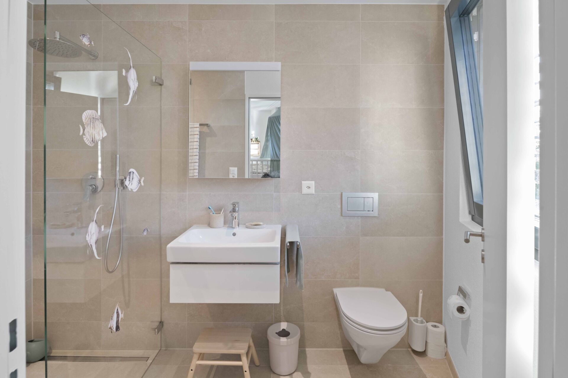 Modernes Badezimmer mit Dusche und WC