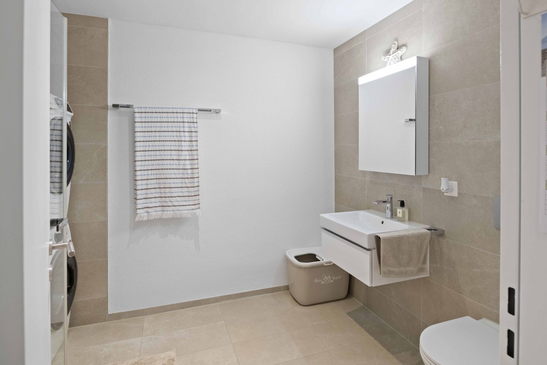 Modernes Badezimmer mit Waschmaschine