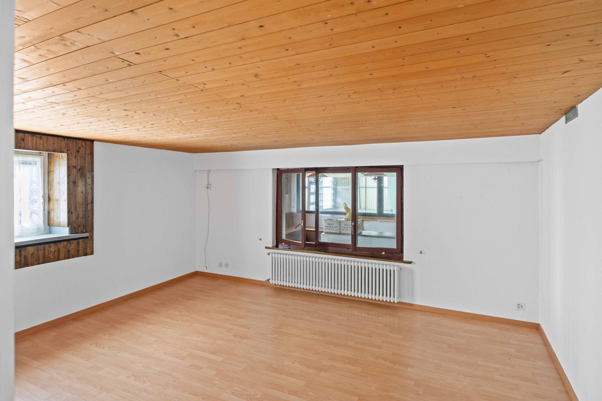 Leerer Wohnraum mit Holzdecke