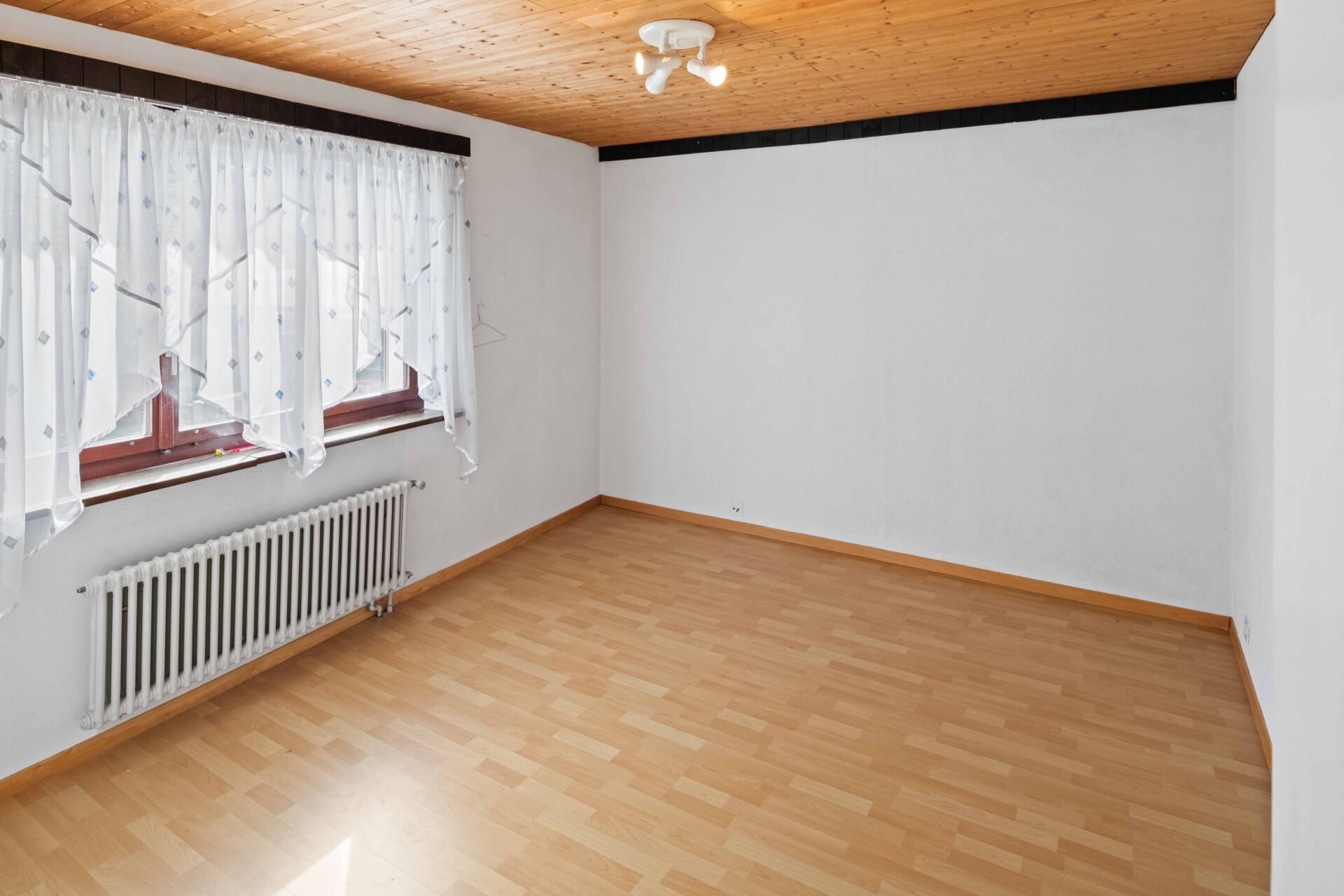 Leeres Zimmer mit Holzdecke