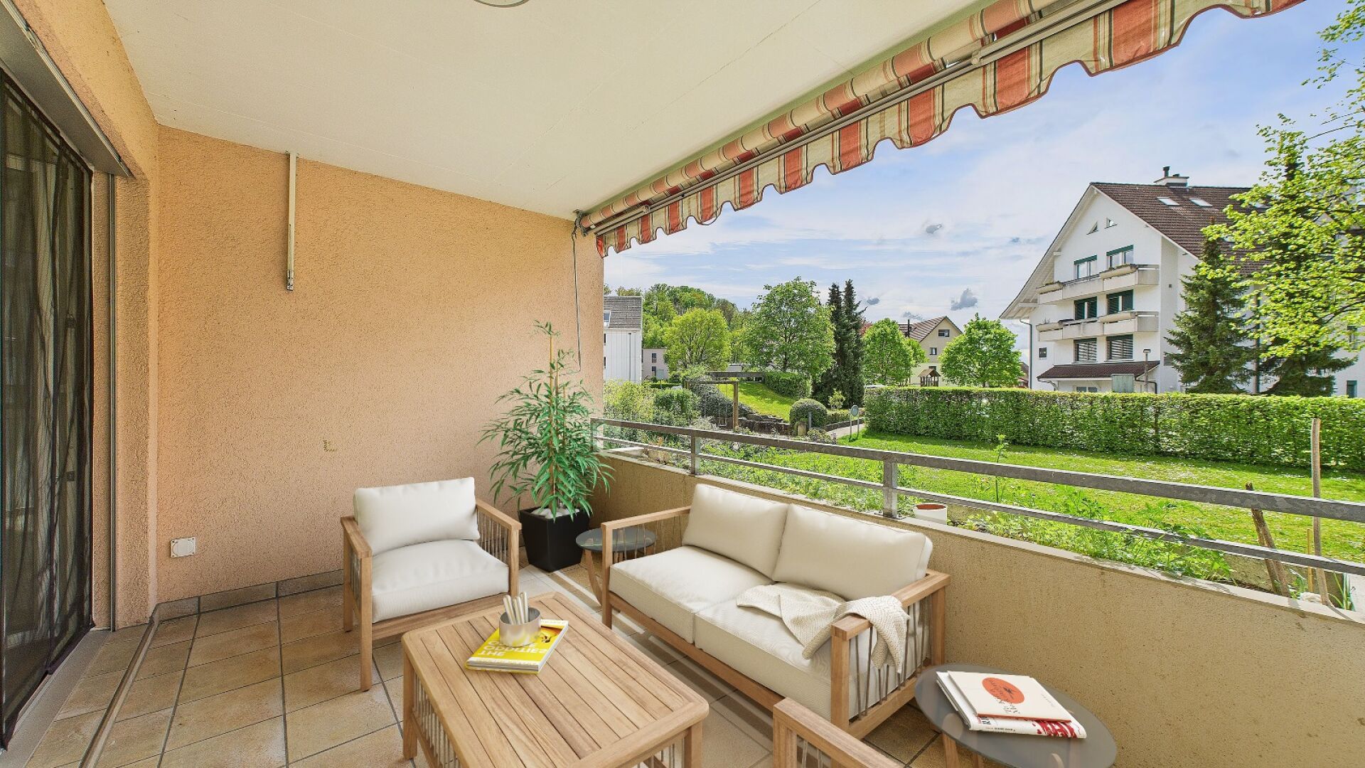 Balkon mit Sitzgruppe und Grünblick