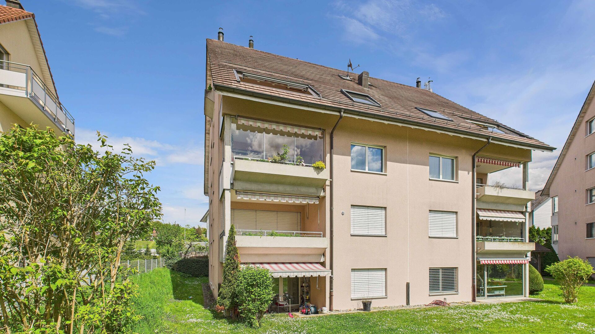 Mehrfamilienhaus mit Balkonen und Satteldach